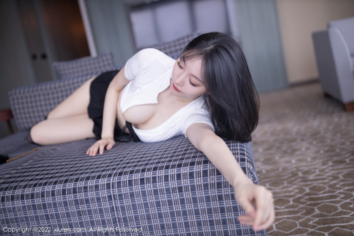 xgyw.top_XiuRen第5170期_模特安然anran广州-云南旅拍简约白色衣半脱秀完美身材诱惑写真80P