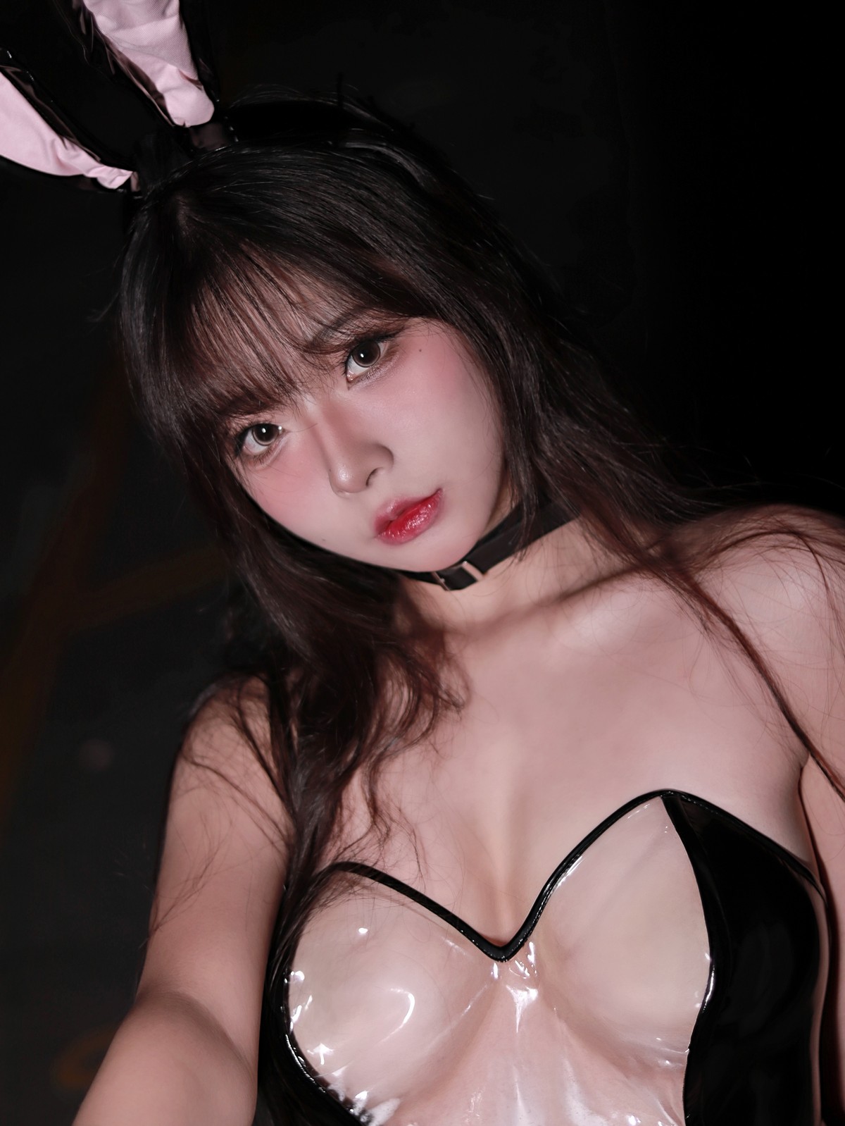 xgyw.top_网络美女yuuhui玉汇雨中透明兔女郎主题户外透明连体胶衣秀火辣身材诱惑写真35P