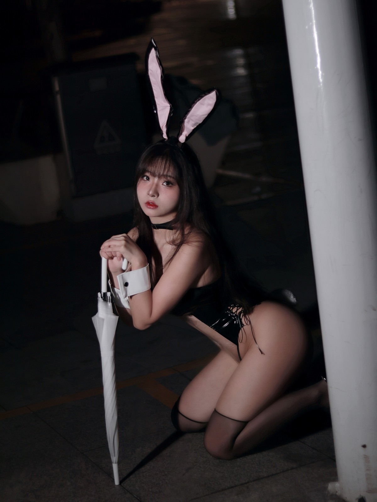xgyw.top_网络美女yuuhui玉汇雨中透明兔女郎主题户外透明连体胶衣秀火辣身材诱惑写真35P