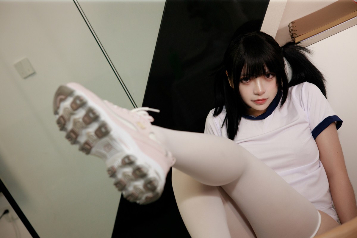 xgyw.top_网络美女疯猫ss白色情人节福袋体操服主题性感运动服配白丝袜秀美腿诱惑写真41P
