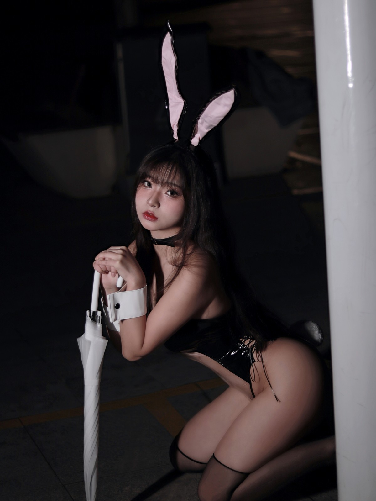 xgyw.top_网络美女yuuhui玉汇雨中透明兔女郎主题户外透明连体胶衣秀火辣身材诱惑写真35P