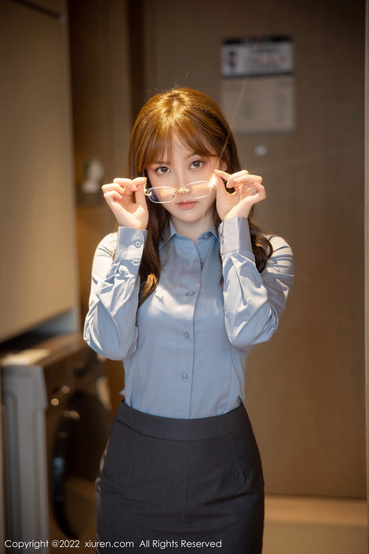xgyw.top_[XiuRen秀人网]No.5179_模特豆瓣酱性感OL装扮蓝灰T配深蓝短裙露红色蕾丝内衣诱惑写真73P