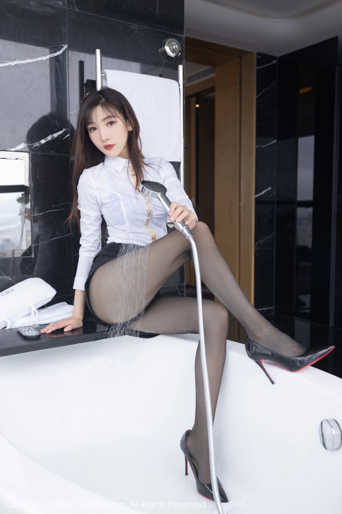 xgyw.top_[XiuRen秀人网]No.5183_模特陆萱萱广州-云南旅拍角色扮演性感内衣配无内黑丝诱惑写真73P