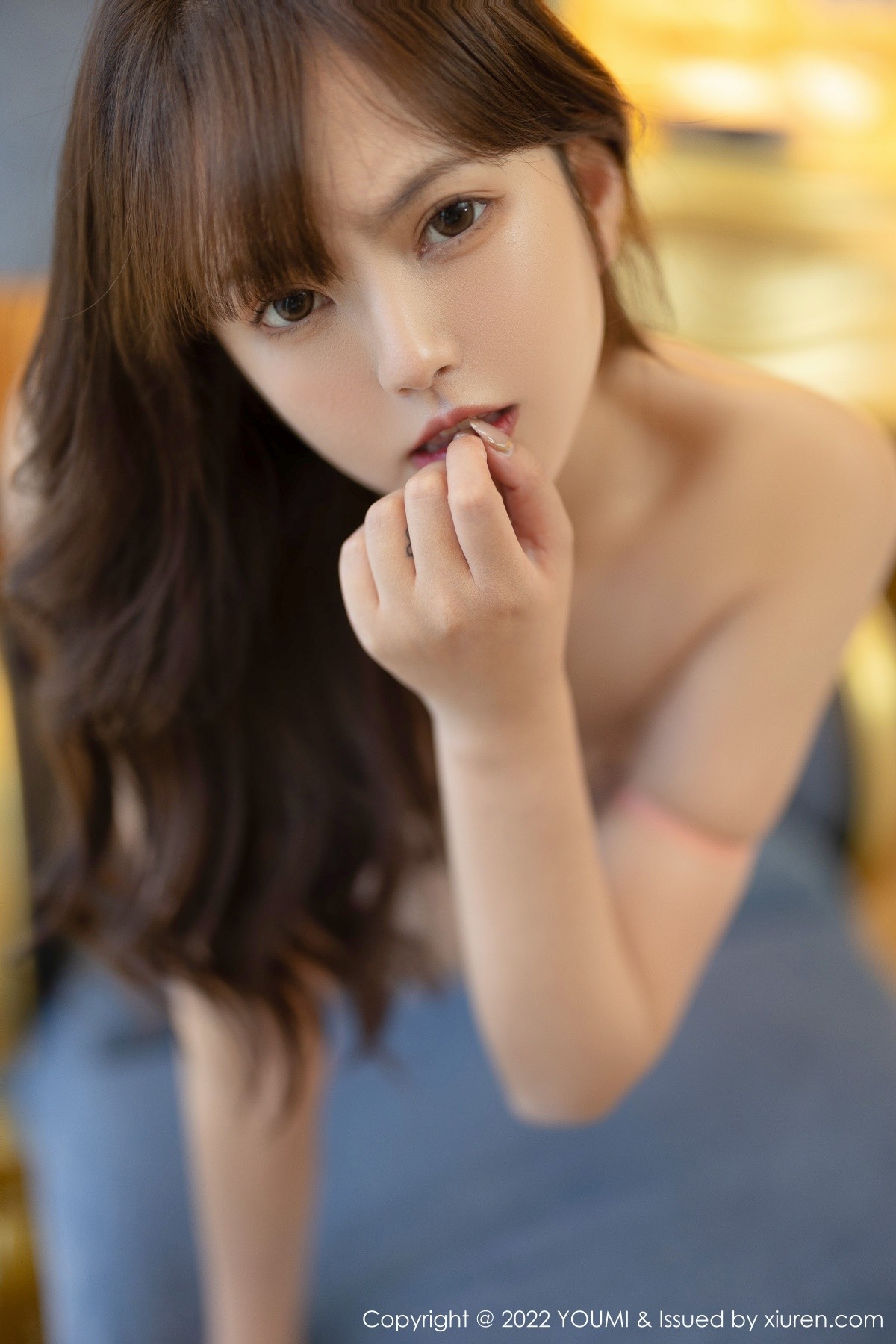 xgyw.top_[YouMi尤蜜荟]Vol.806_模特张思允Nice白上衣配蓝短裙半脱露蕾丝内衣超薄肉丝诱惑写真76P