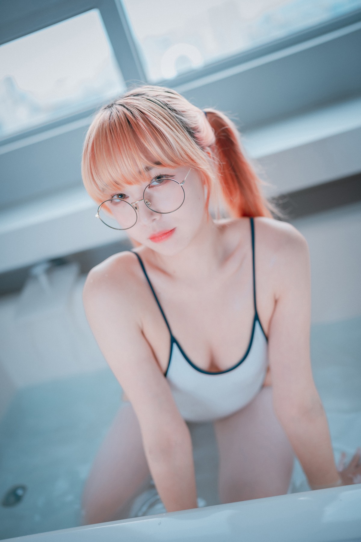 xgyw.top_[DJAWA]No.111_模特Parkhaag_Swimming Lessons主题浴室白色连体泳衣湿身诱惑写真85P