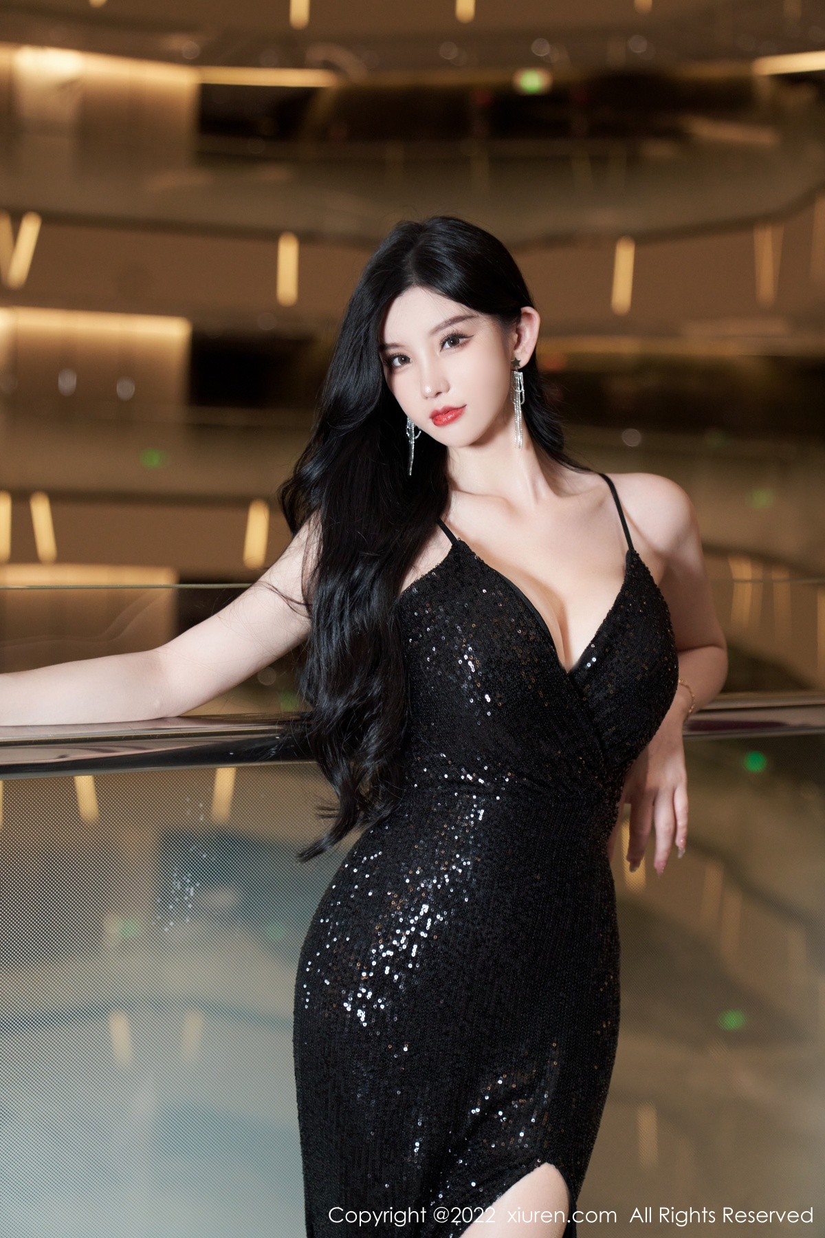 xgyw.top_XiuRen第5190期_女神周于希Sally心愿旅拍黑色闪亮吊带长裙配超薄肉丝诱惑写真90P