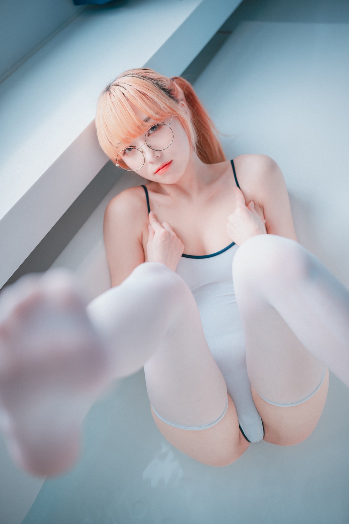 xgyw.top_[DJAWA]No.111_模特Parkhaag_Swimming Lessons主题浴室白色连体泳衣湿身诱惑写真85P