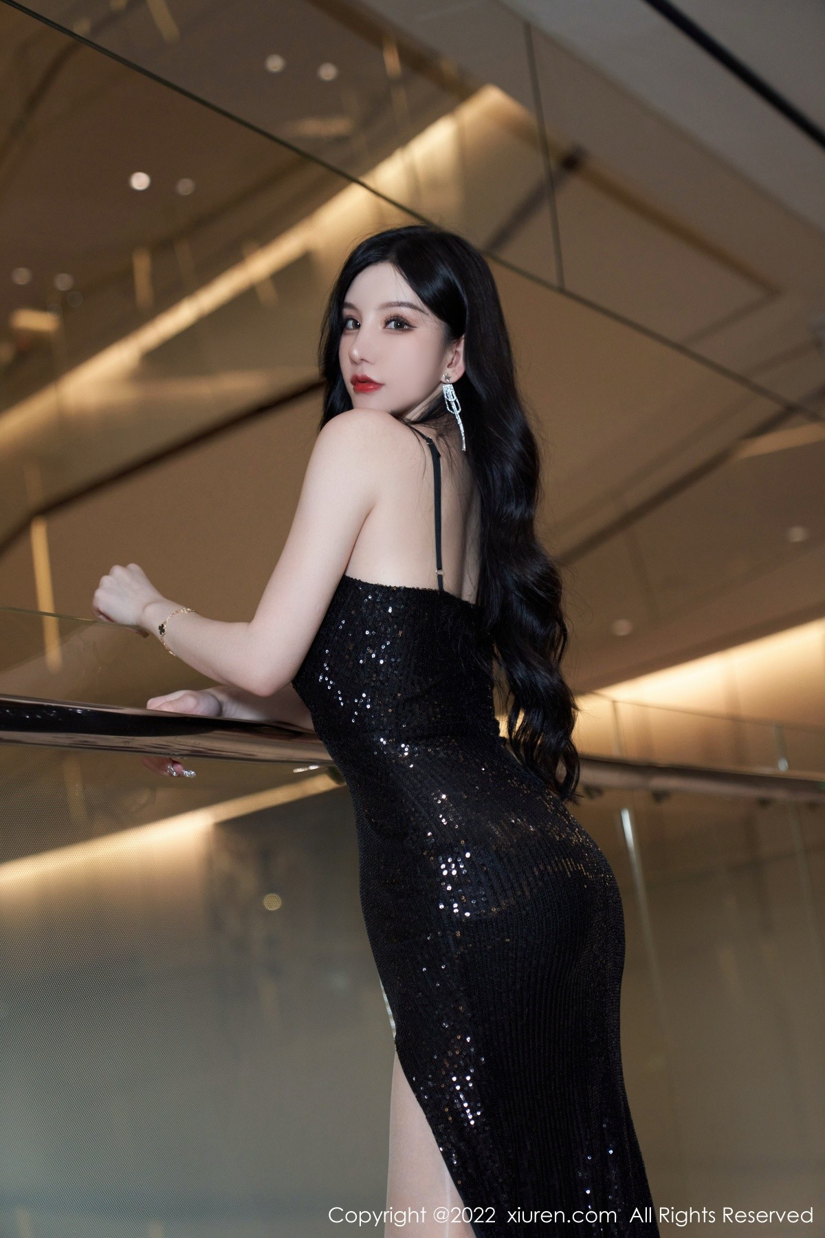 xgyw.top_XiuRen第5190期_女神周于希Sally心愿旅拍黑色闪亮吊带长裙配超薄肉丝诱惑写真90P