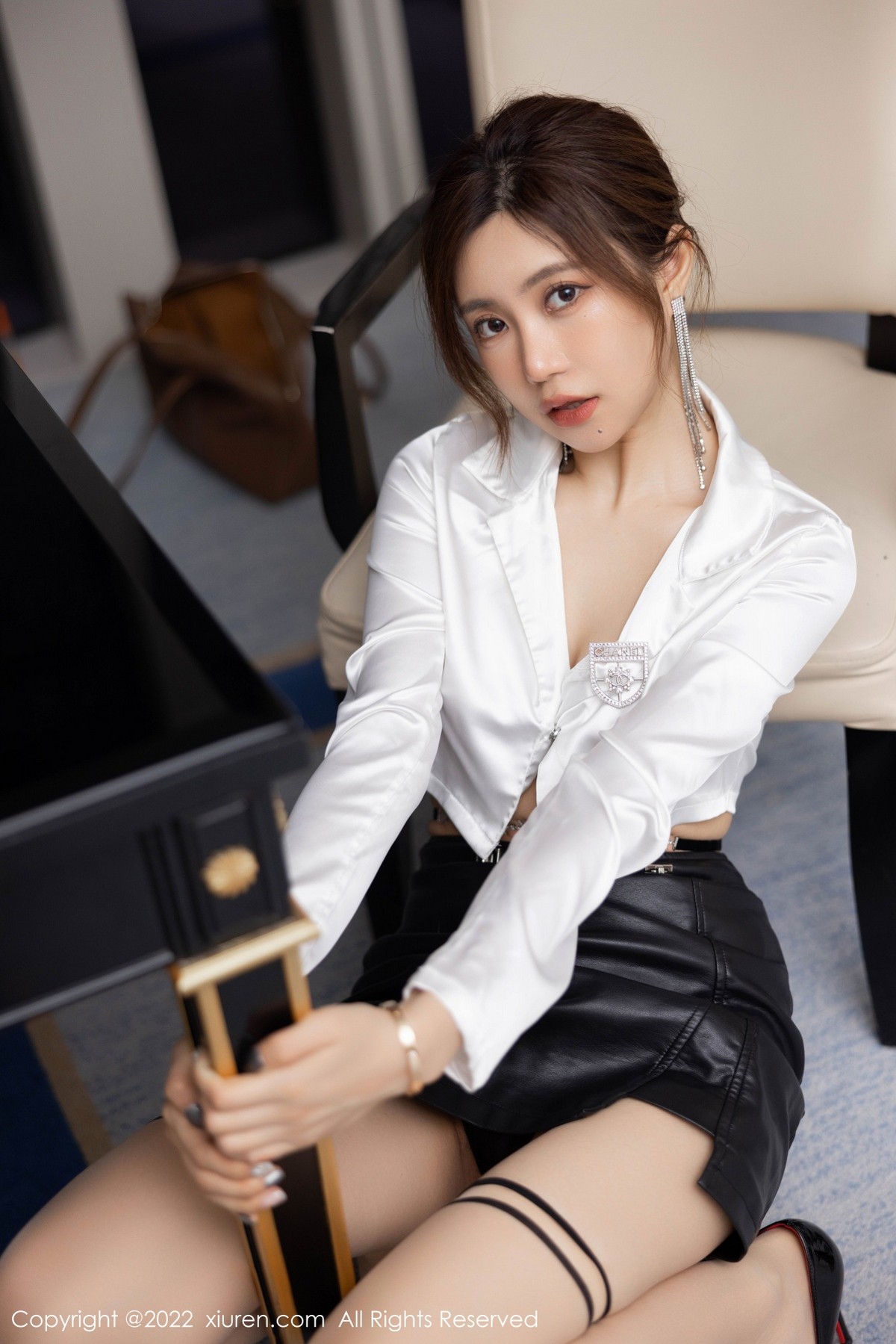 xgyw.top_XiuRen第5189期_女神绮里嘉ula海南心愿旅拍白色上衣配黑短裙原色丝袜诱惑写真85P