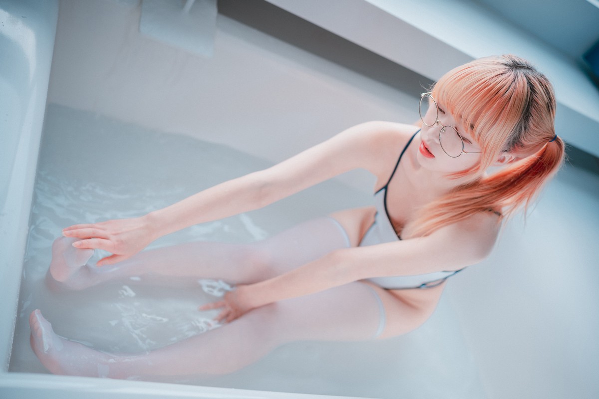 xgyw.top_[DJAWA]No.111_模特Parkhaag_Swimming Lessons主题浴室白色连体泳衣湿身诱惑写真85P