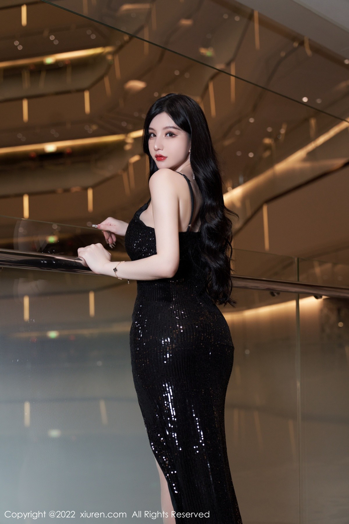 xgyw.top_XiuRen第5190期_女神周于希Sally心愿旅拍黑色闪亮吊带长裙配超薄肉丝诱惑写真90P