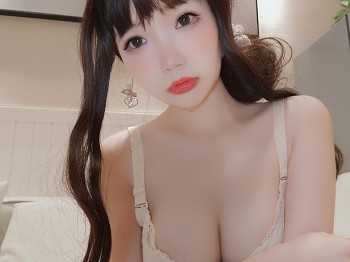 动漫博主雪晴Astra邻卧室的姐姐主题半脱露性感内衣配蕾丝吊袜秀蜜桃臀骚扰写真115P