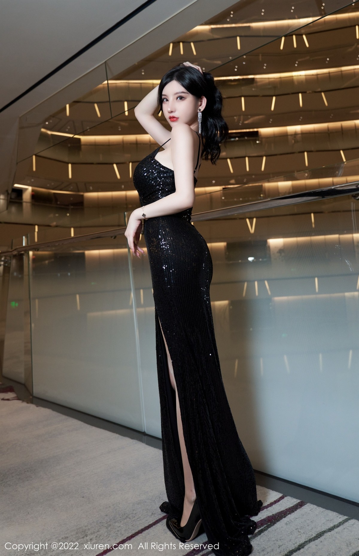 xgyw.top_XiuRen第5190期_女神周于希Sally心愿旅拍黑色闪亮吊带长裙配超薄肉丝诱惑写真90P