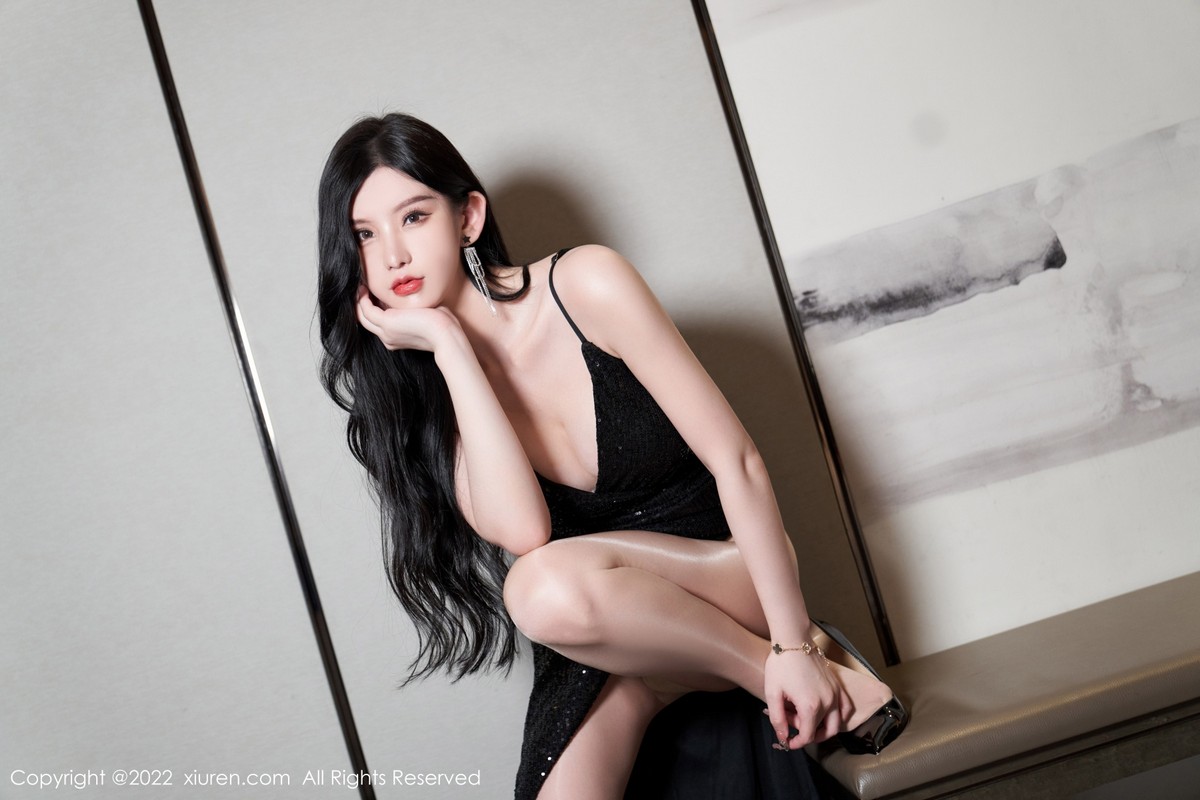 xgyw.top_XiuRen第5190期_女神周于希Sally心愿旅拍黑色闪亮吊带长裙配超薄肉丝诱惑写真90P