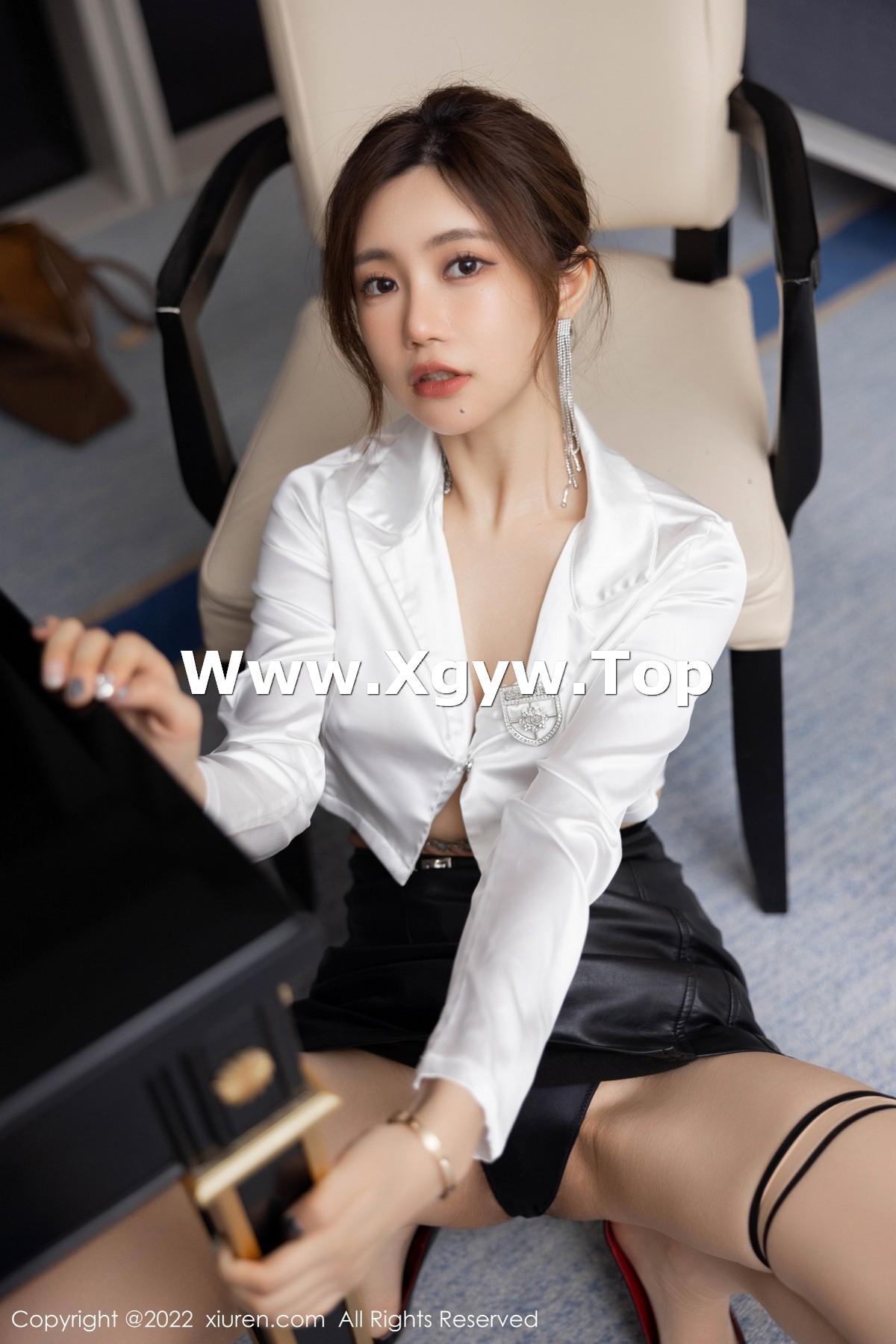 xgyw.top_XiuRen第5189期_女神绮里嘉ula海南心愿旅拍白色上衣配黑短裙原色丝袜诱惑写真85P