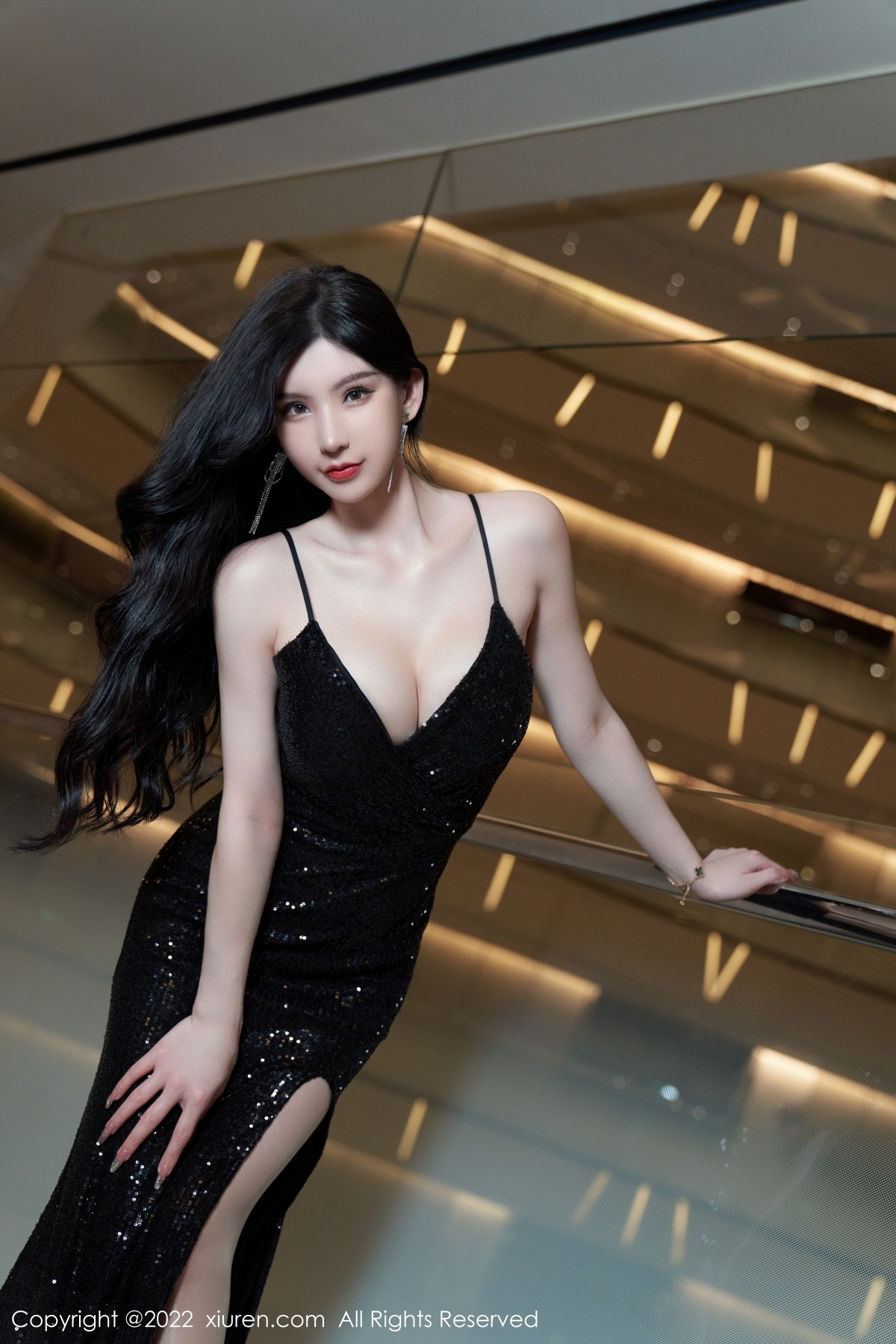 xgyw.top_XiuRen第5190期_女神周于希Sally心愿旅拍黑色闪亮吊带长裙配超薄肉丝诱惑写真90P