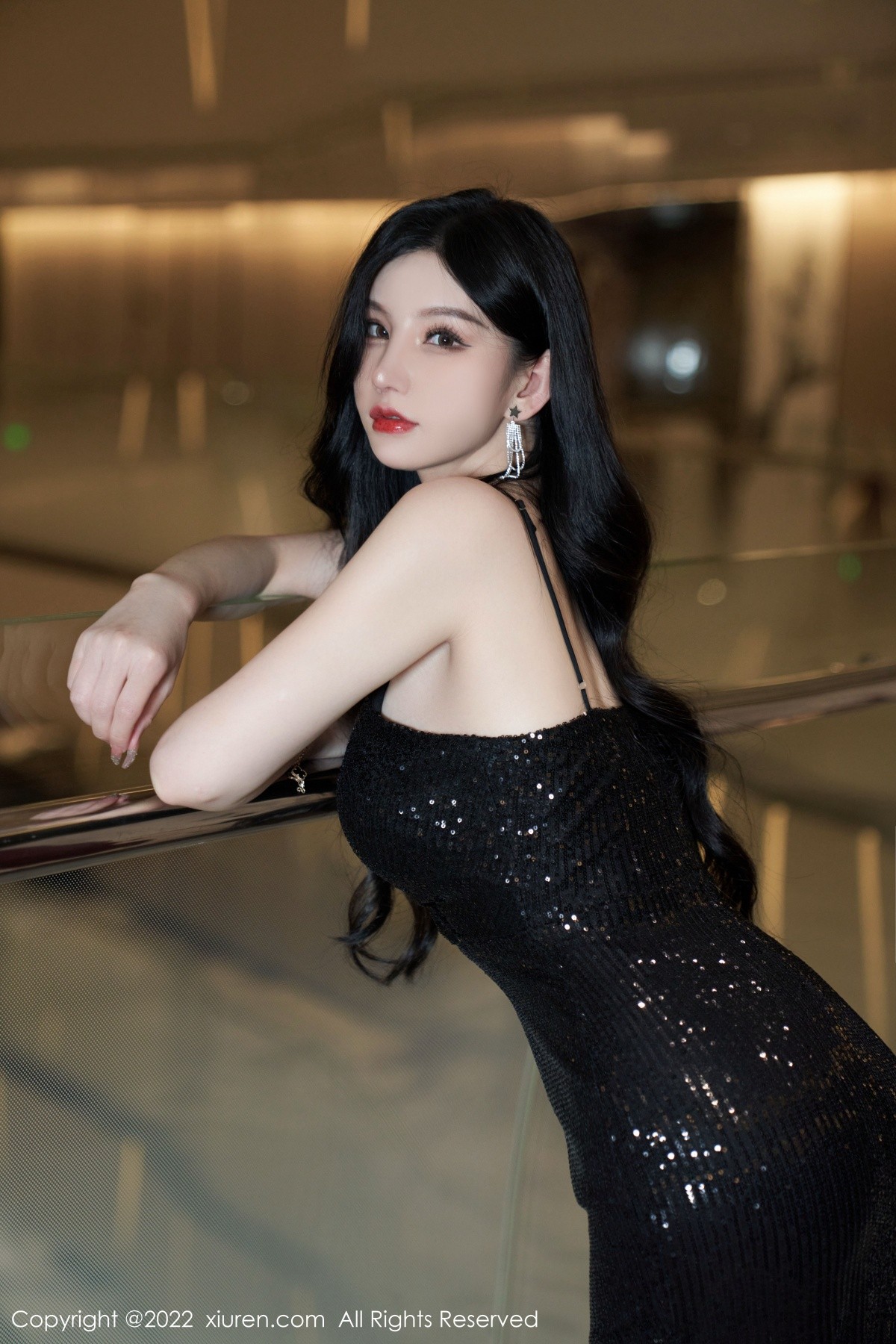 xgyw.top_XiuRen第5190期_女神周于希Sally心愿旅拍黑色闪亮吊带长裙配超薄肉丝诱惑写真90P