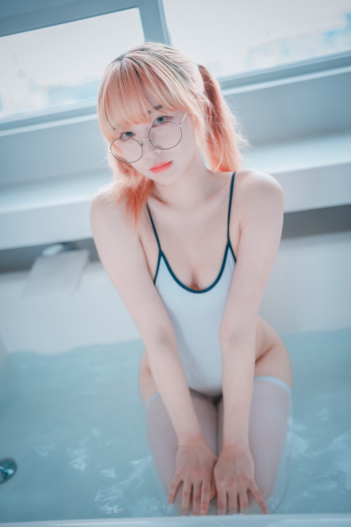 xgyw.top_[DJAWA]No.111_模特Parkhaag_Swimming Lessons主题浴室白色连体泳衣湿身诱惑写真85P