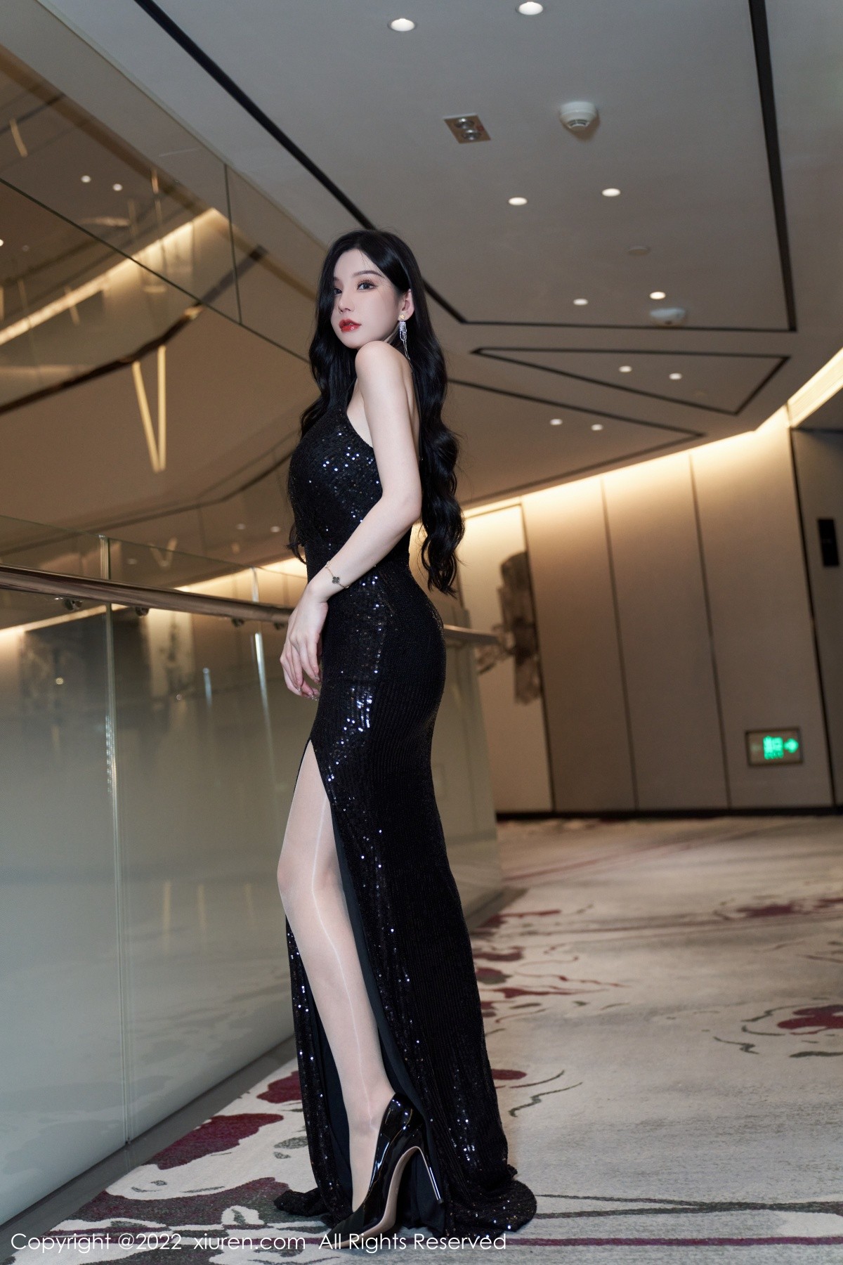 xgyw.top_XiuRen第5190期_女神周于希Sally心愿旅拍黑色闪亮吊带长裙配超薄肉丝诱惑写真90P