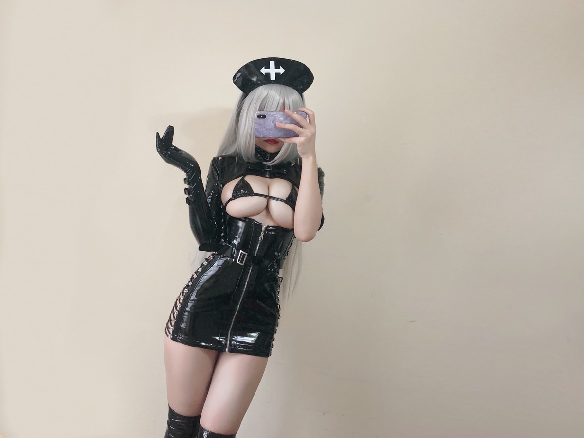 xgyw.top_动漫博主小仓千代w暗黑护士自拍主题性感黑色皮质服饰露豪乳遮点诱惑写真40P