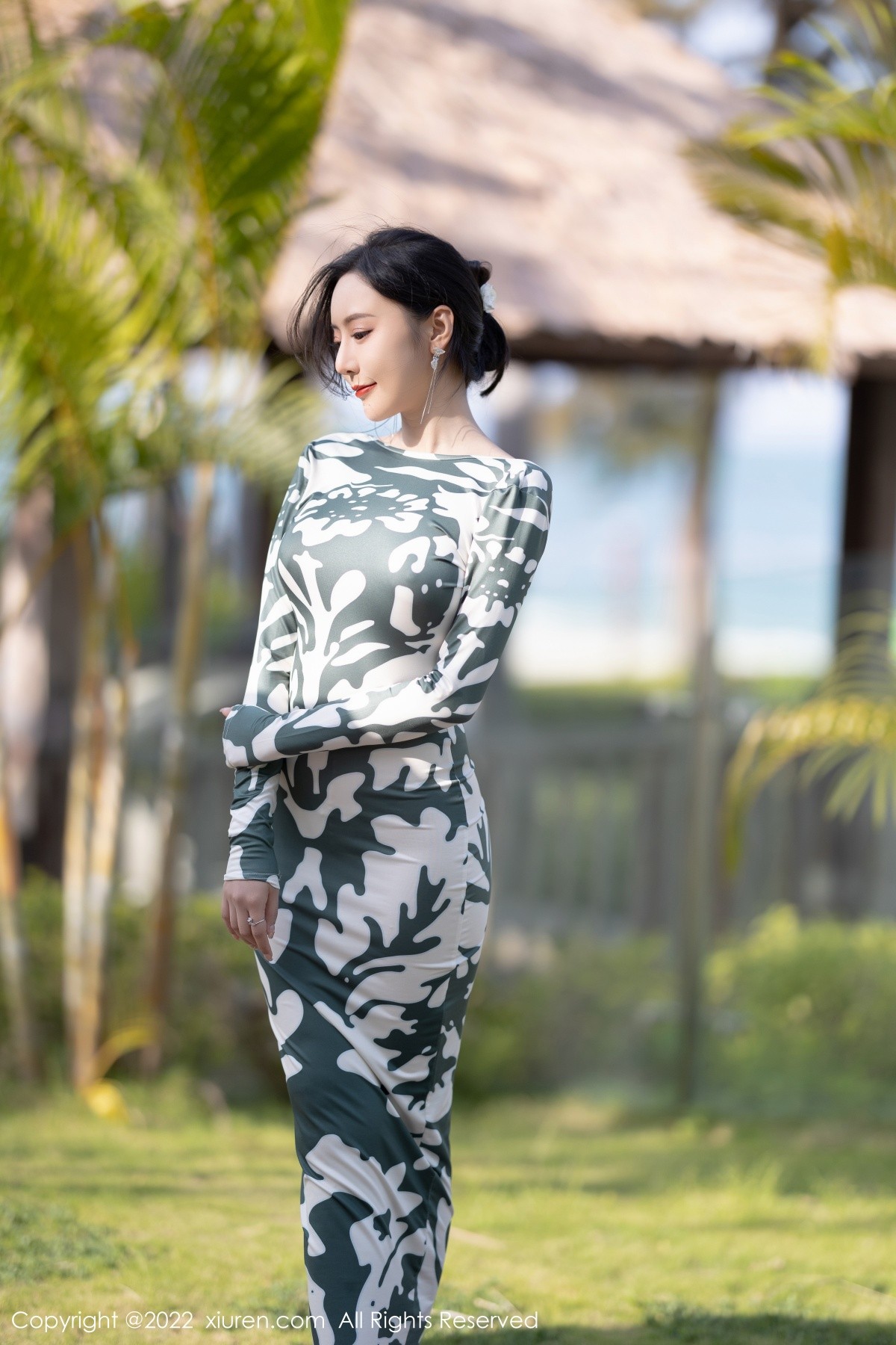 xgyw.top_XiuRen第5194期_女神王馨瑶yanni厦门旅拍脱紧身连衣裙露灰色蕾丝内衣诱惑写真90P