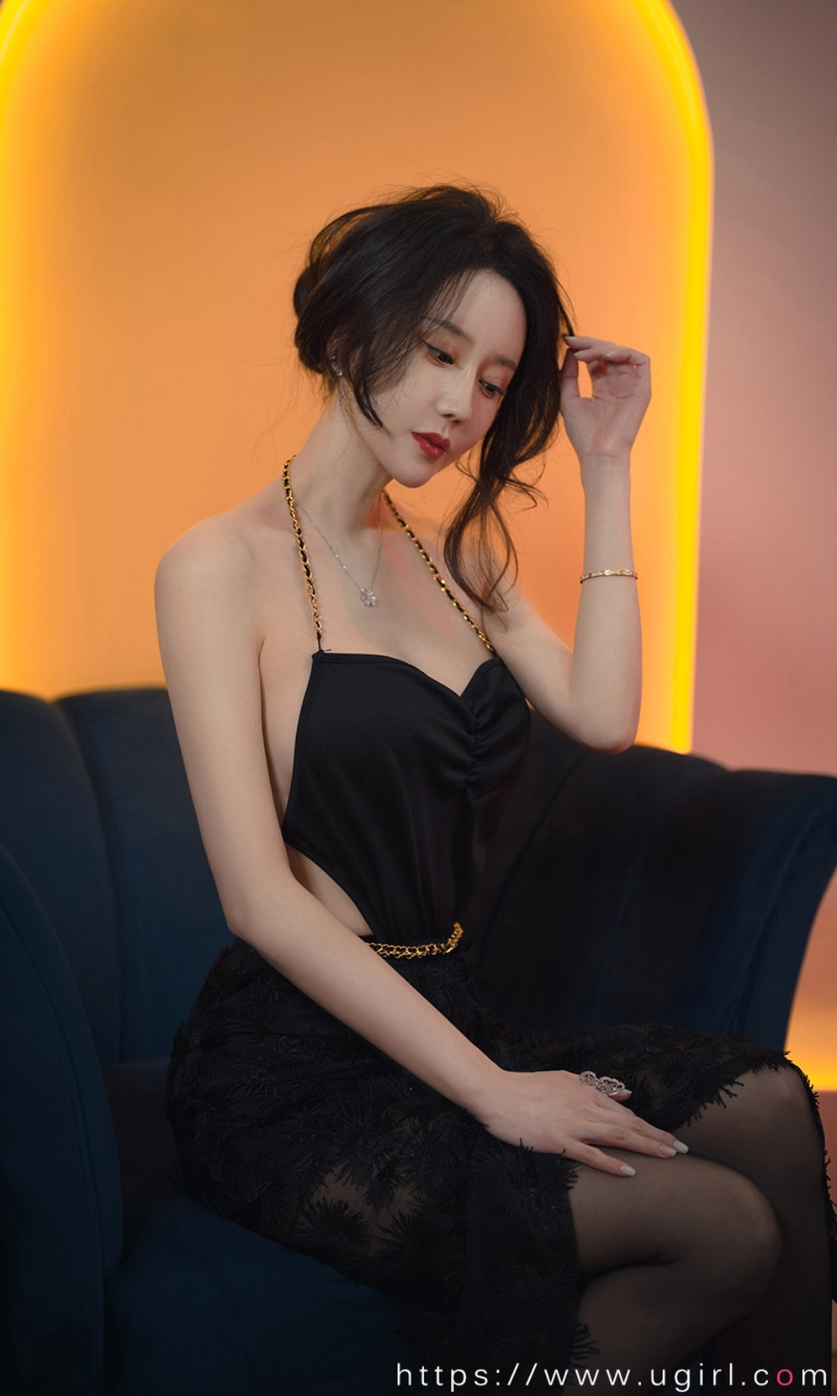 xgyw.top_[Ugirls爱尤物]No.2355_模特欣凌私房性感黑色服饰配黑短裙秀完美身材迷人诱惑写真35P