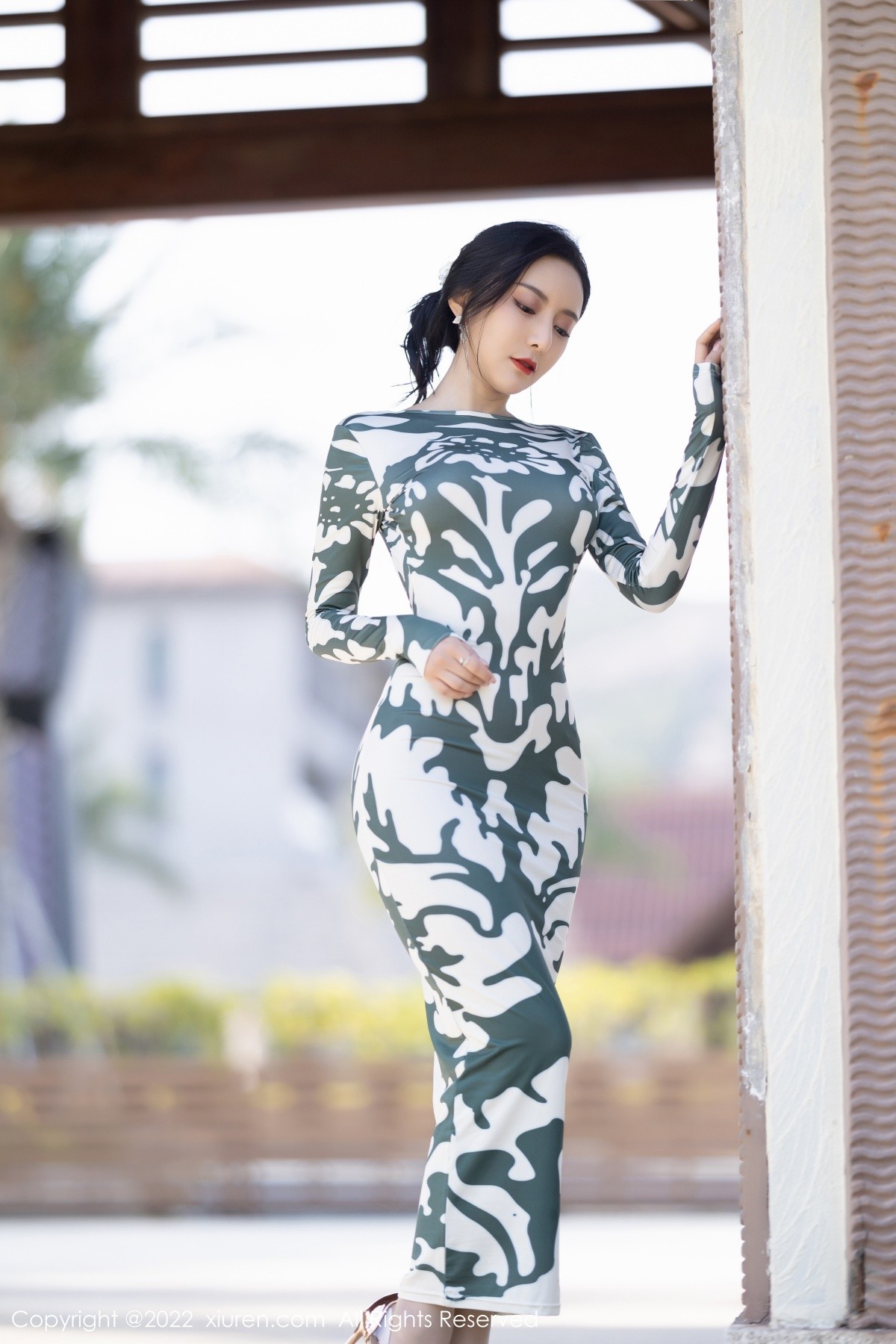 xgyw.top_XiuRen第5194期_女神王馨瑶yanni厦门旅拍脱紧身连衣裙露灰色蕾丝内衣诱惑写真90P