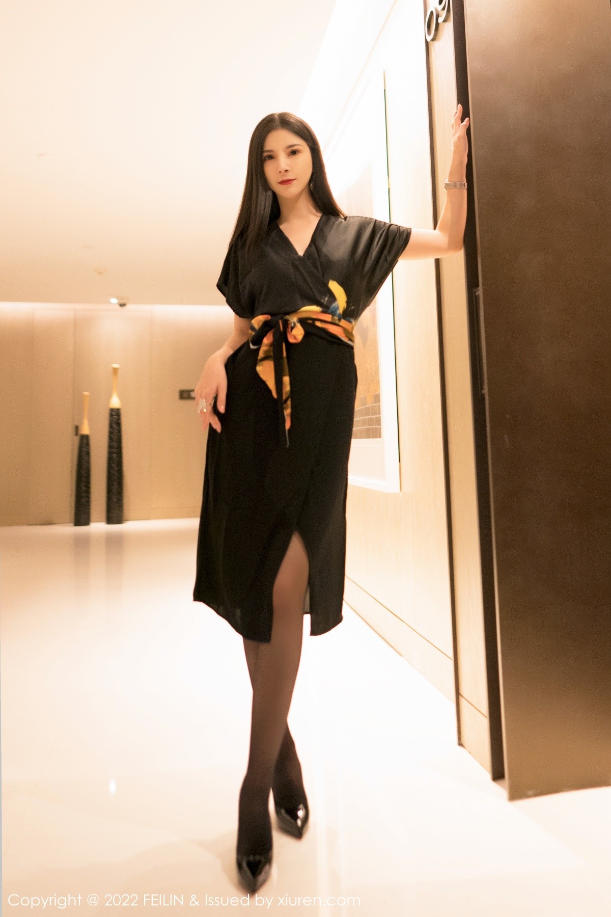 xgyw.top_[FeiLin嗲囡囡]VOL.355_模特小蛮妖Yummy私房脱黑色连衣裙露性感橙色内衣诱惑写真100P