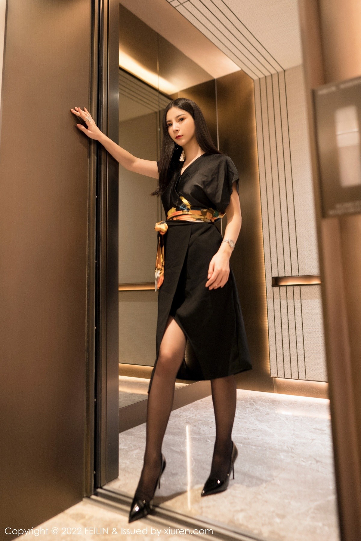 xgyw.top_[FeiLin嗲囡囡]VOL.355_模特小蛮妖Yummy私房脱黑色连衣裙露性感橙色内衣诱惑写真100P
