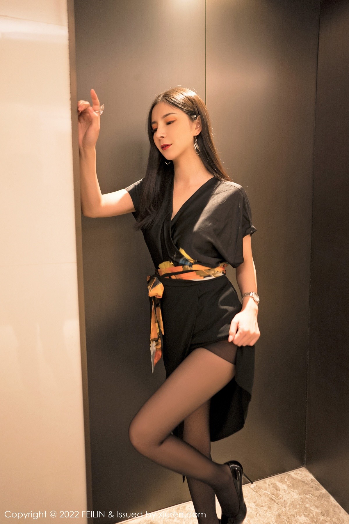 xgyw.top_[FeiLin嗲囡囡]VOL.355_模特小蛮妖Yummy私房脱黑色连衣裙露性感橙色内衣诱惑写真100P