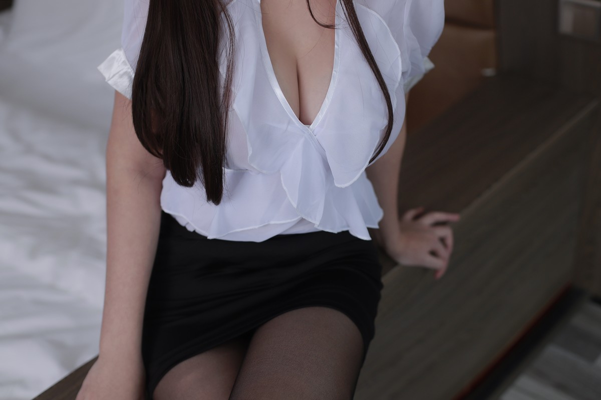xgyw.top_Cosplay美女日奈娇幸子主题性感白色薄透上衣配黑短裙露黑丝裤袜撩人诱惑写真40P