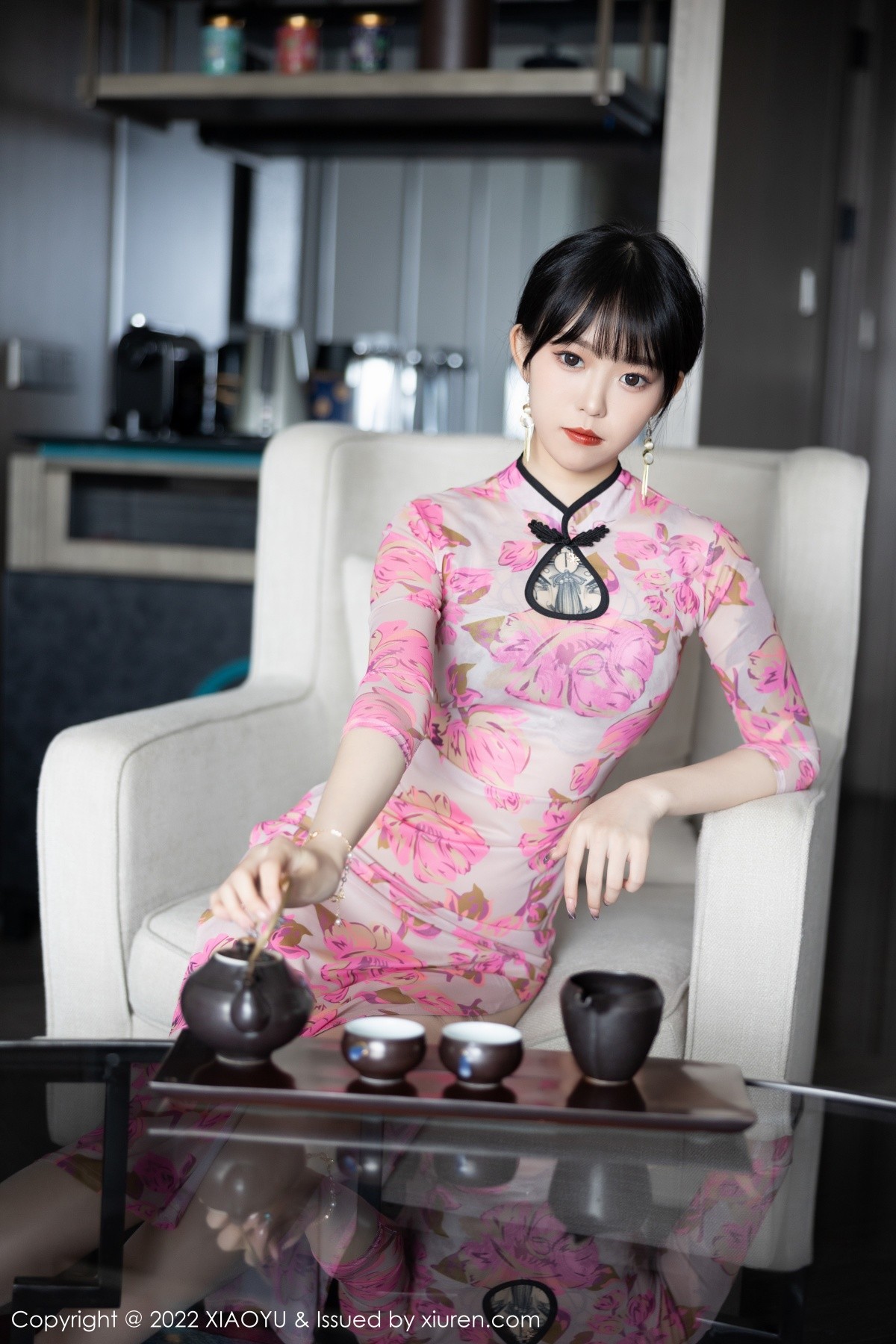 xgyw.top_[XiaoYu画语界]Vol.807_模特奶瓶性感玫红旗袍半脱露灰色内衣原色丝袜秀美腿诱惑写真82P