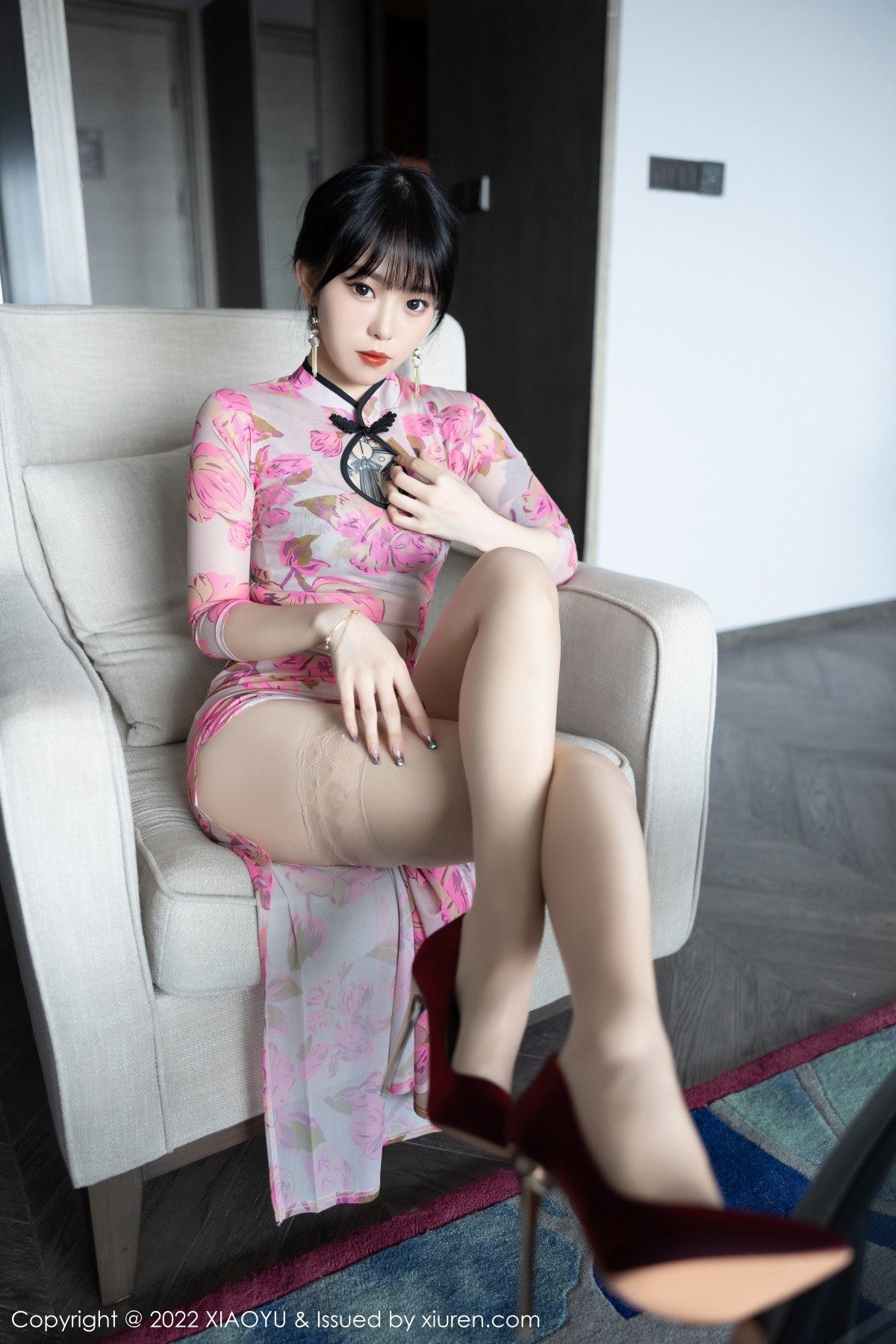 xgyw.top_[XiaoYu画语界]Vol.807_模特奶瓶性感玫红旗袍半脱露灰色内衣原色丝袜秀美腿诱惑写真82P