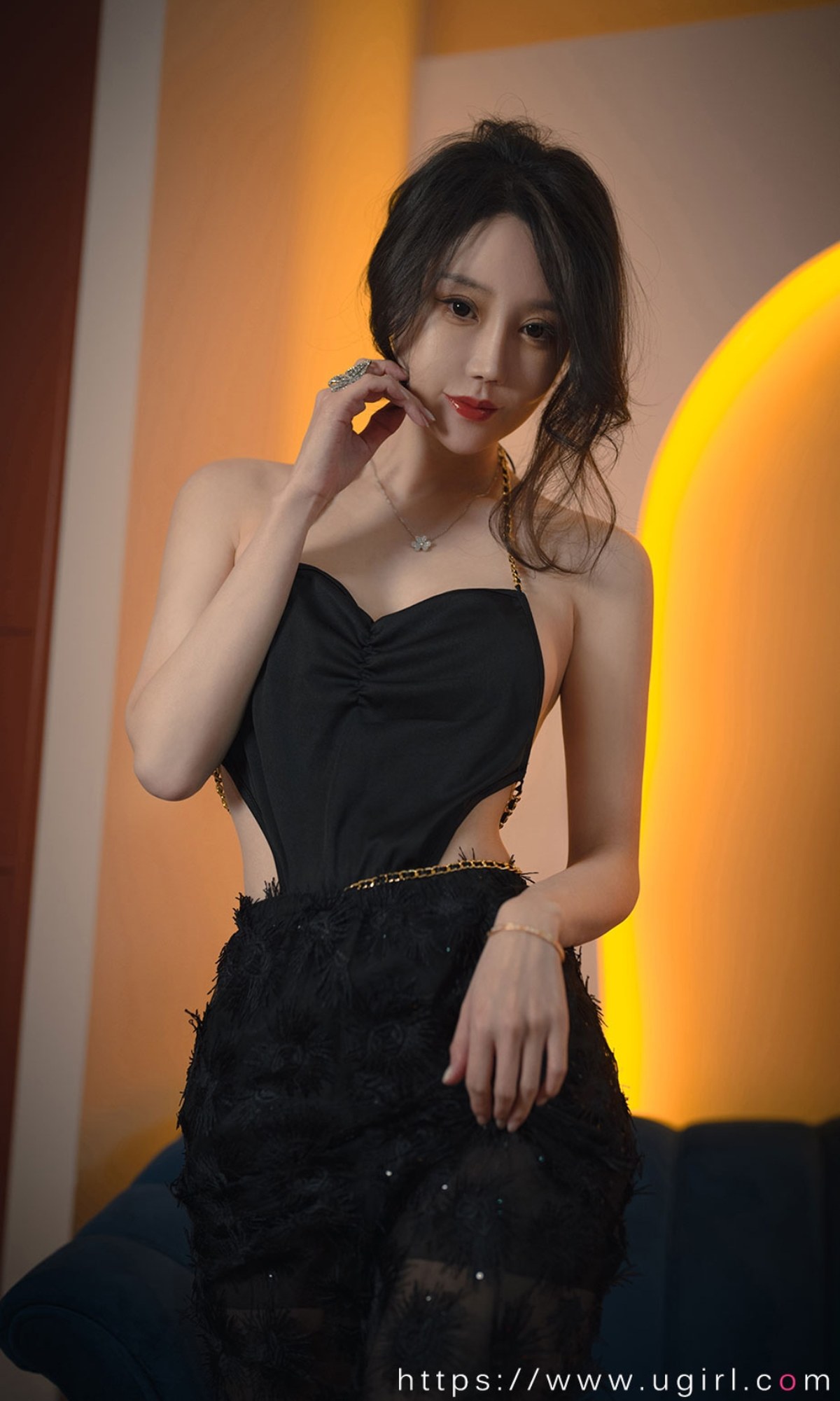 xgyw.top_[Ugirls爱尤物]No.2355_模特欣凌私房性感黑色服饰配黑短裙秀完美身材迷人诱惑写真35P