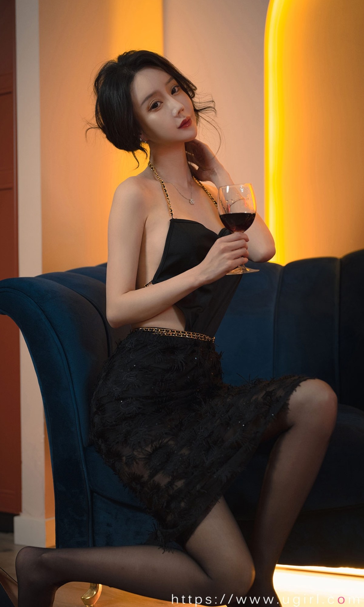 xgyw.top_[Ugirls爱尤物]No.2355_模特欣凌私房性感黑色服饰配黑短裙秀完美身材迷人诱惑写真35P