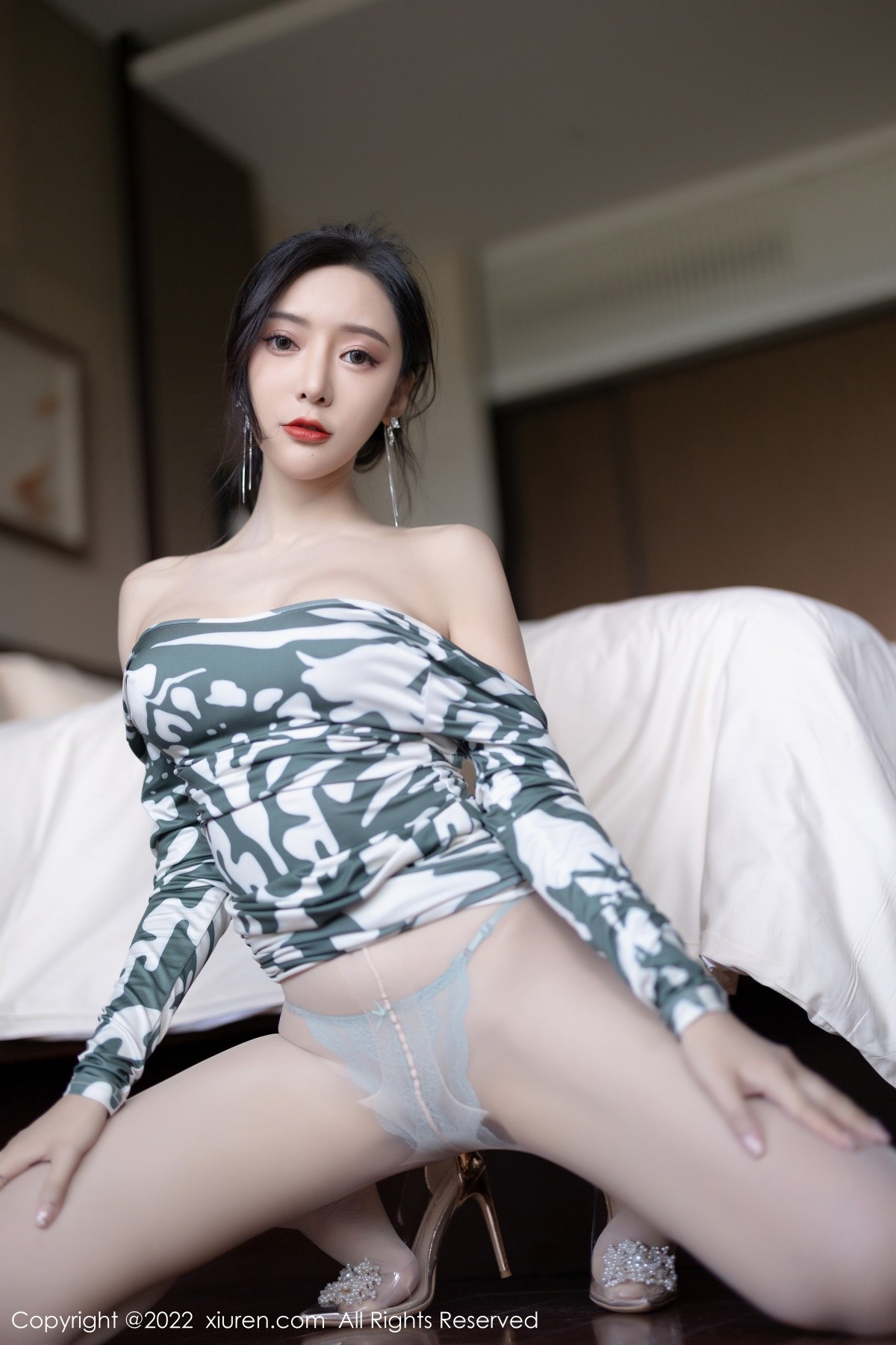 xgyw.top_XiuRen第5194期_女神王馨瑶yanni厦门旅拍脱紧身连衣裙露灰色蕾丝内衣诱惑写真90P