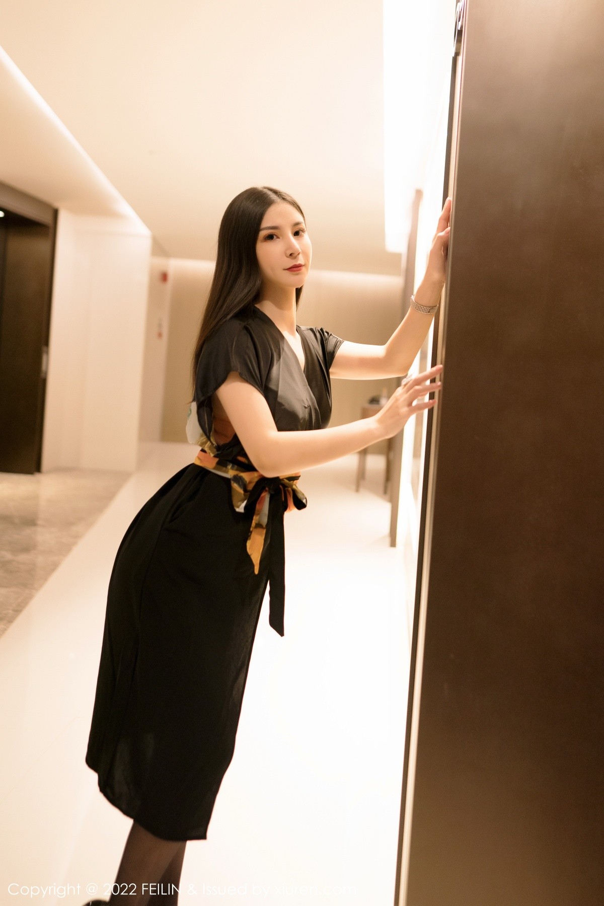 xgyw.top_[FeiLin嗲囡囡]VOL.355_模特小蛮妖Yummy私房脱黑色连衣裙露性感橙色内衣诱惑写真100P