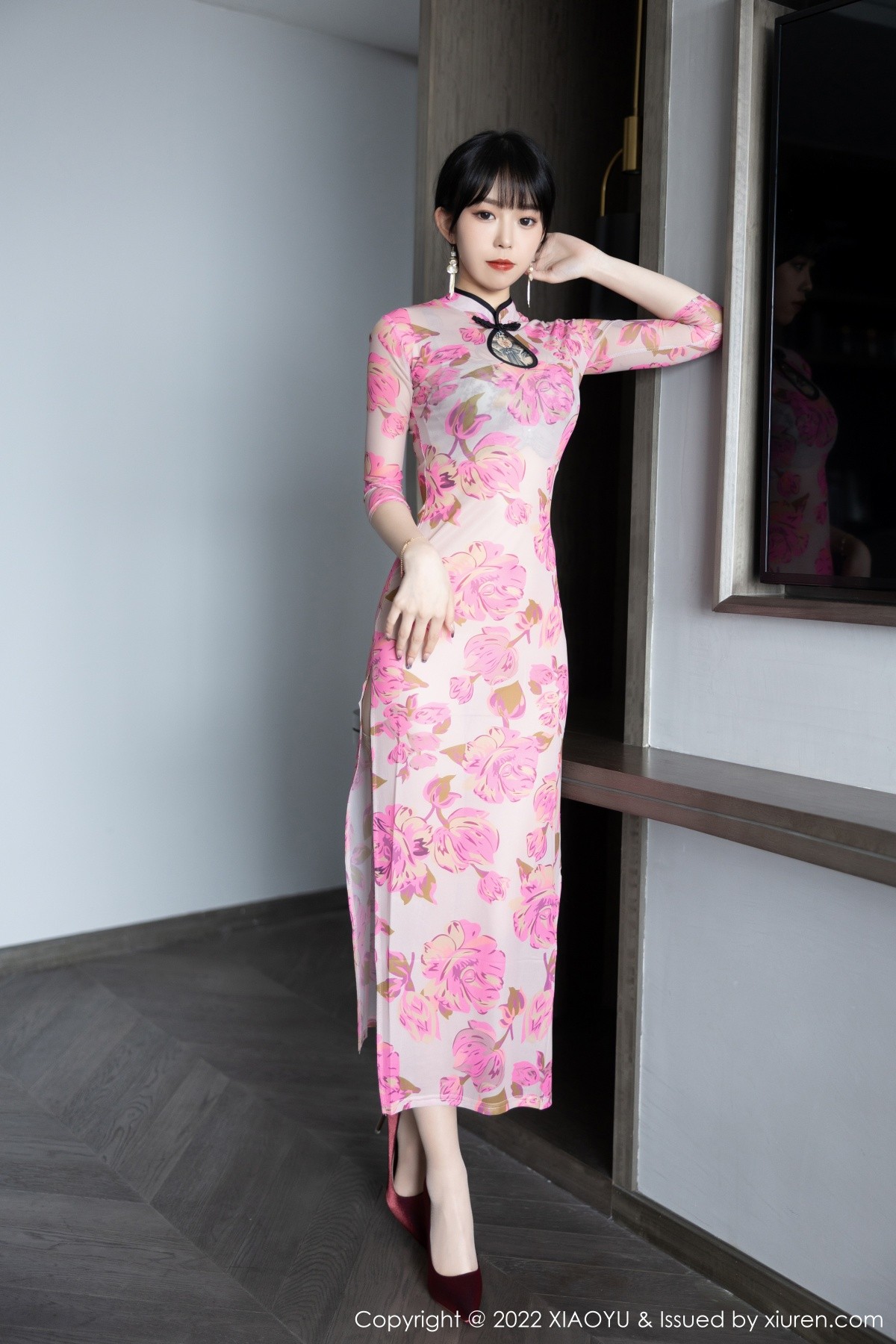 xgyw.top_[XiaoYu画语界]Vol.807_模特奶瓶性感玫红旗袍半脱露灰色内衣原色丝袜秀美腿诱惑写真82P