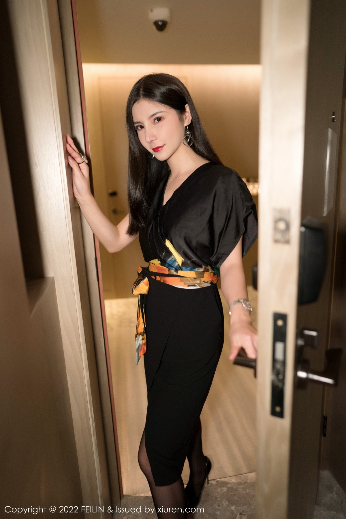 xgyw.top_[FeiLin嗲囡囡]VOL.355_模特小蛮妖Yummy私房脱黑色连衣裙露性感橙色内衣诱惑写真100P