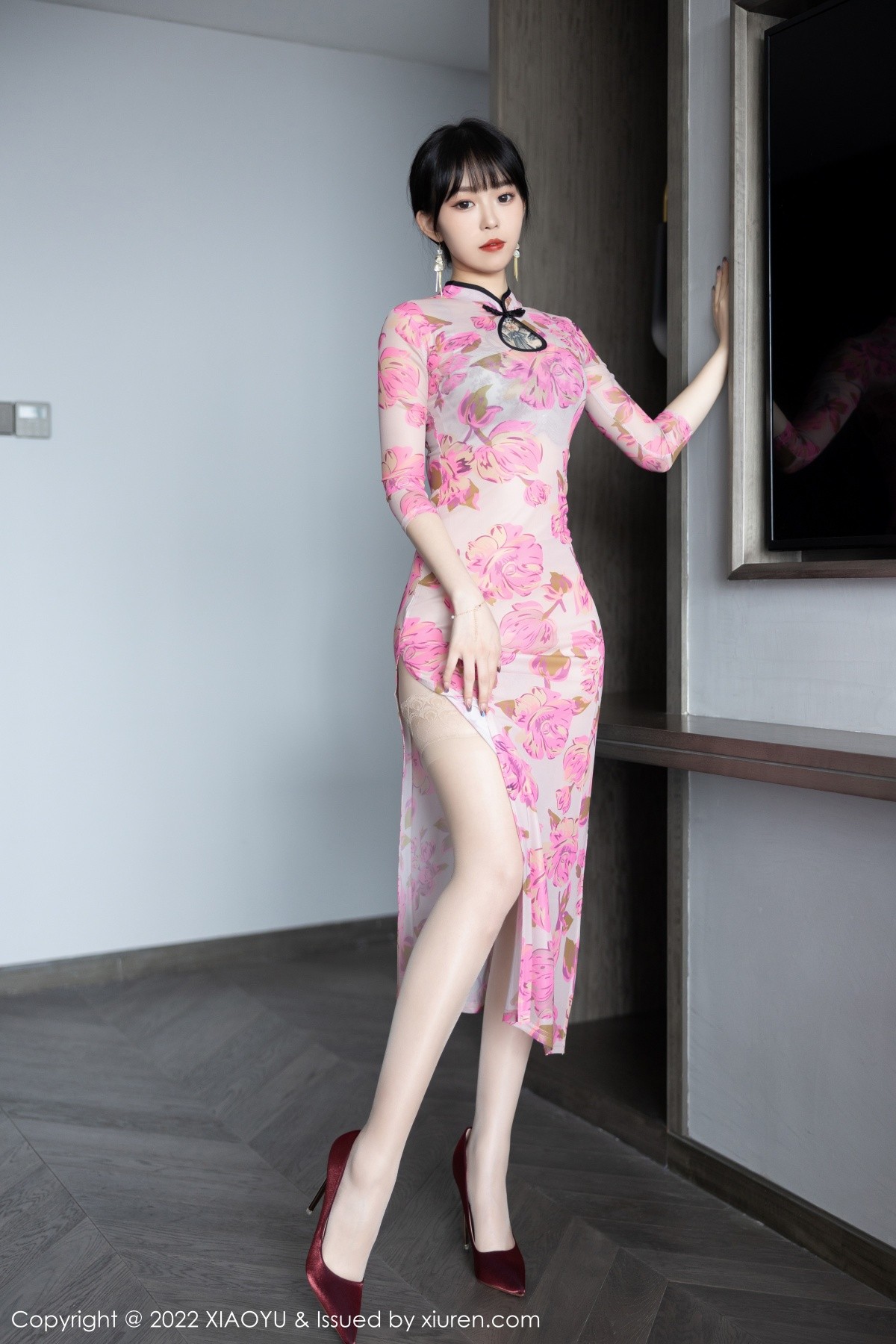 xgyw.top_[XiaoYu画语界]Vol.807_模特奶瓶性感玫红旗袍半脱露灰色内衣原色丝袜秀美腿诱惑写真82P