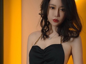 [Ugirls爱极品]No.2355_车模欣凌私人性感黑色服饰配黑短裙秀完美身材迷人骚扰写真35P