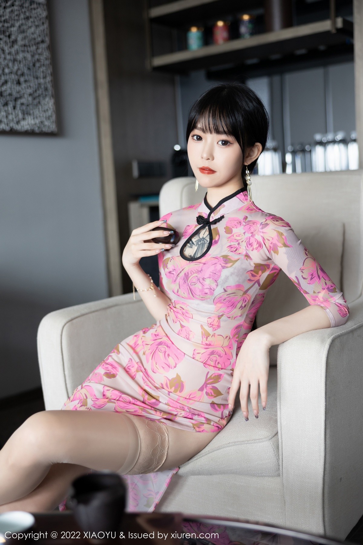 xgyw.top_[XiaoYu画语界]Vol.807_模特奶瓶性感玫红旗袍半脱露灰色内衣原色丝袜秀美腿诱惑写真82P
