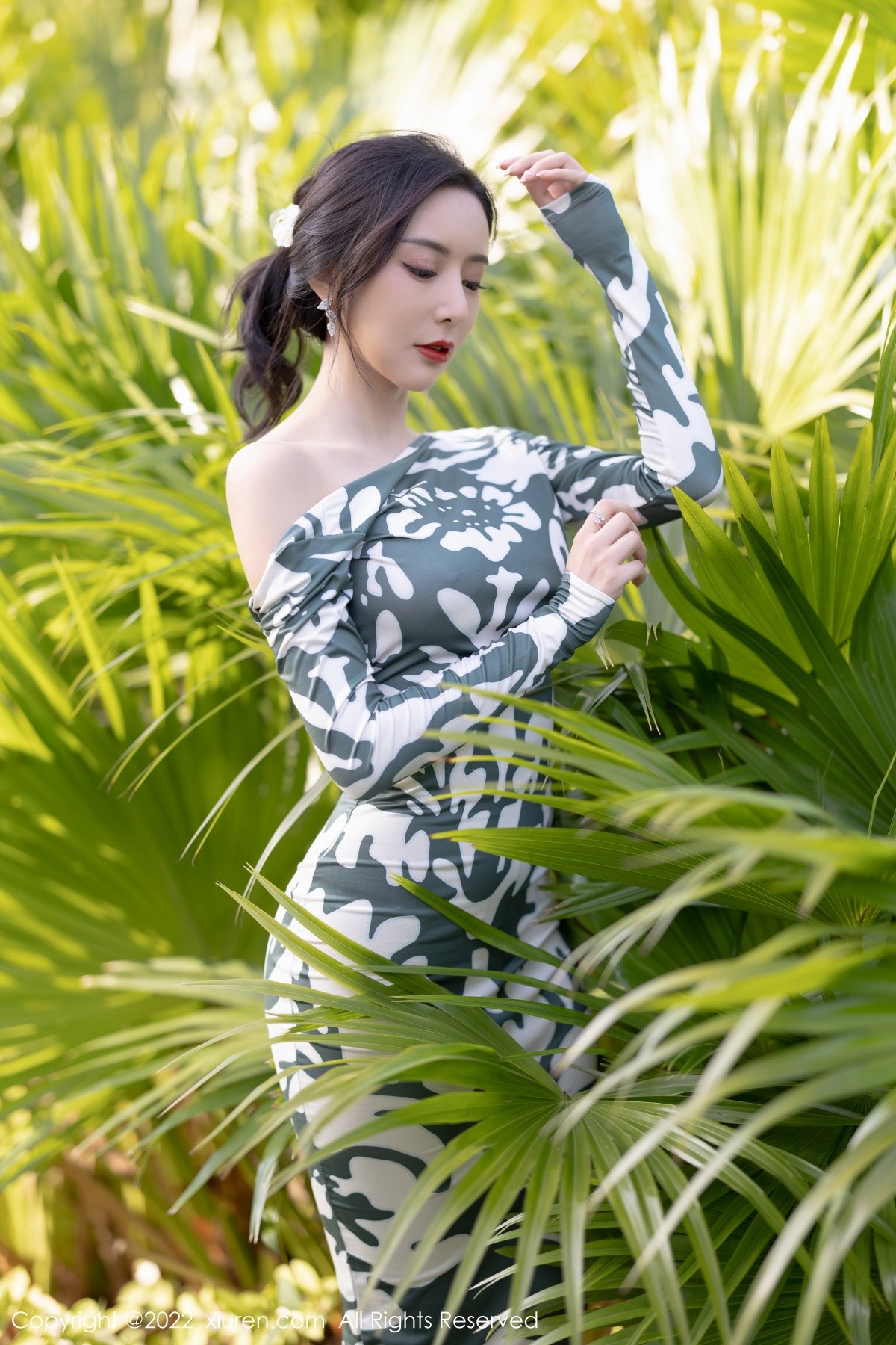 xgyw.top_XiuRen第5194期_女神王馨瑶yanni厦门旅拍脱紧身连衣裙露灰色蕾丝内衣诱惑写真90P