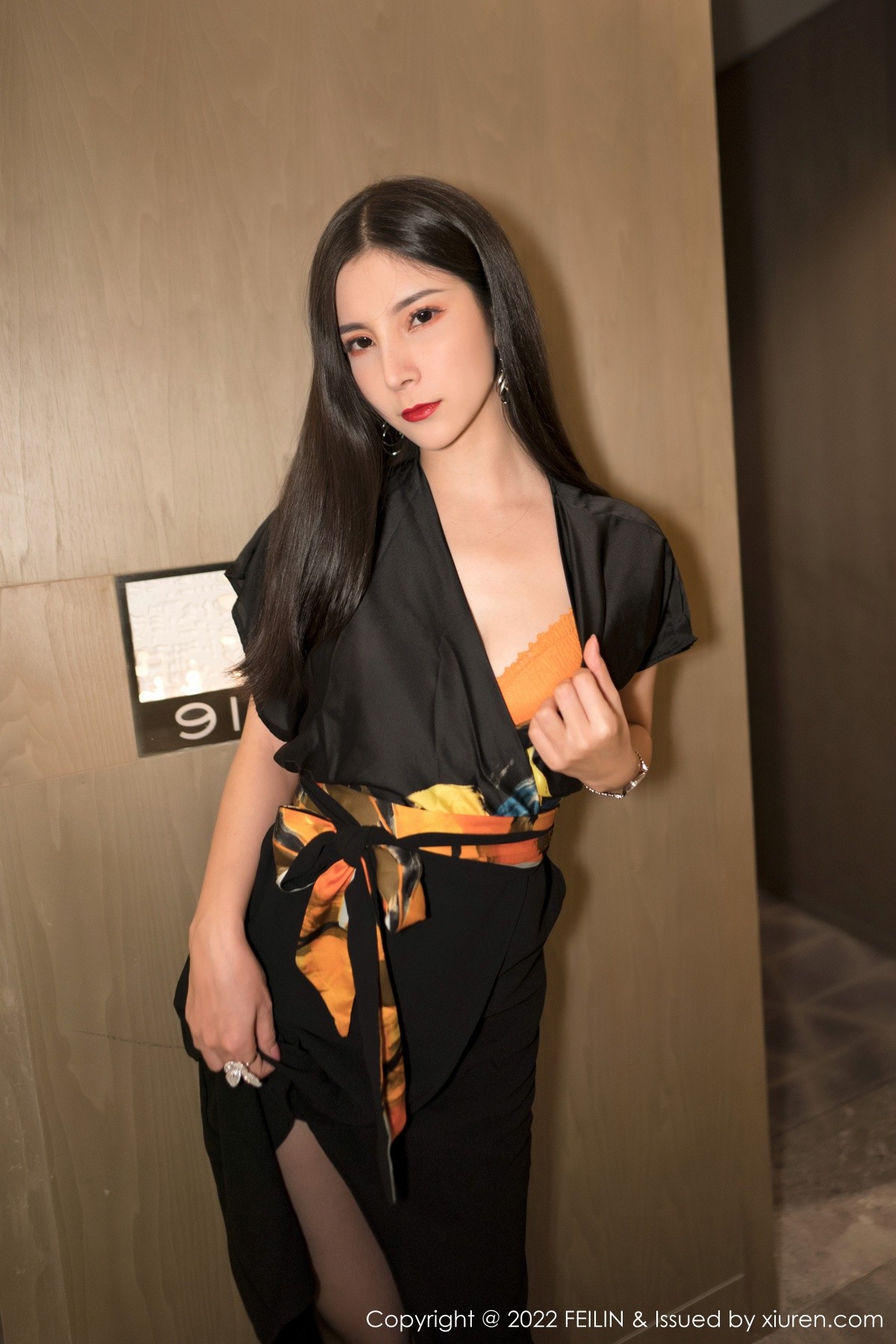 xgyw.top_[FeiLin嗲囡囡]VOL.355_模特小蛮妖Yummy私房脱黑色连衣裙露性感橙色内衣诱惑写真100P