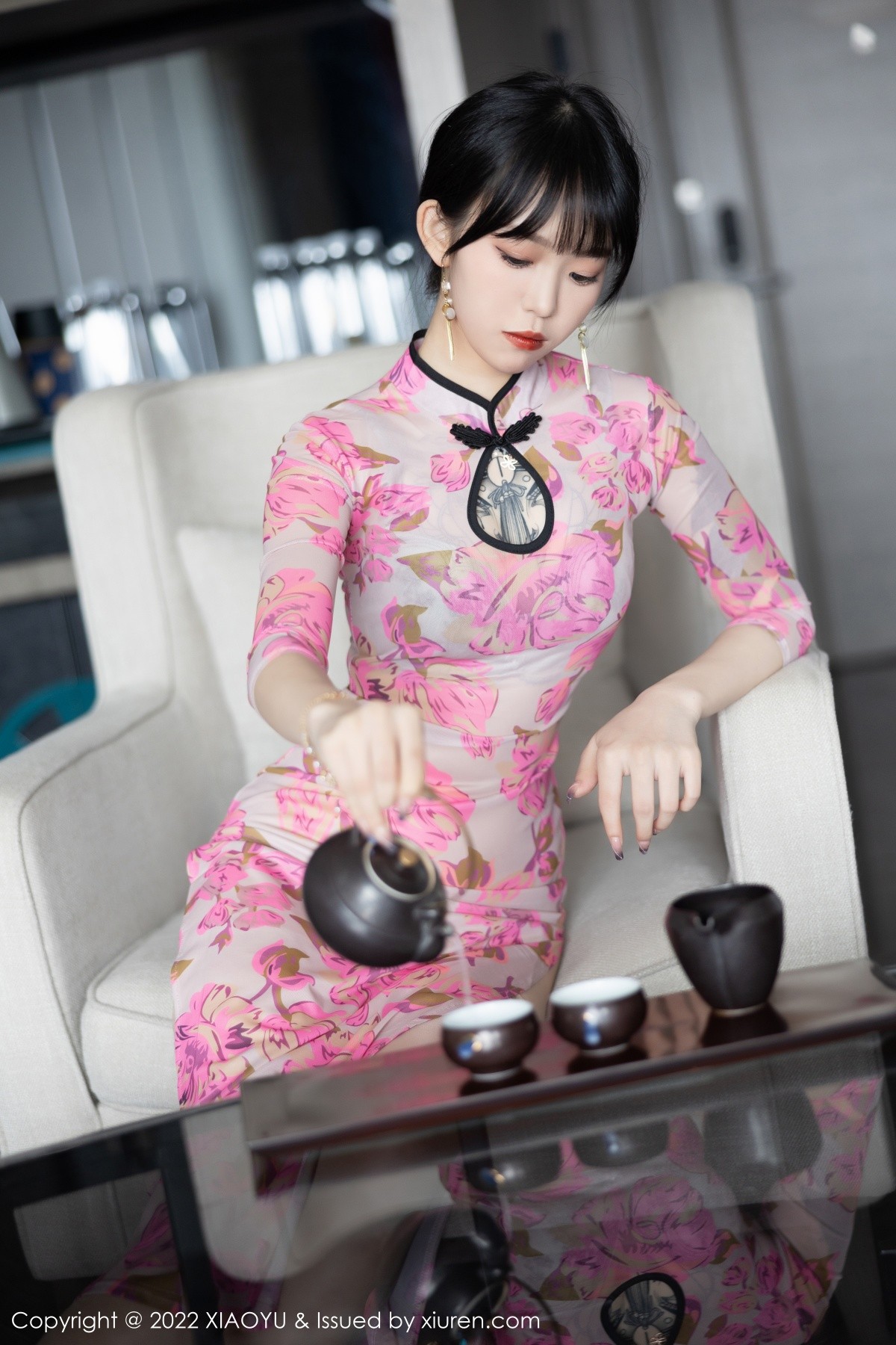 xgyw.top_[XiaoYu画语界]Vol.807_模特奶瓶性感玫红旗袍半脱露灰色内衣原色丝袜秀美腿诱惑写真82P