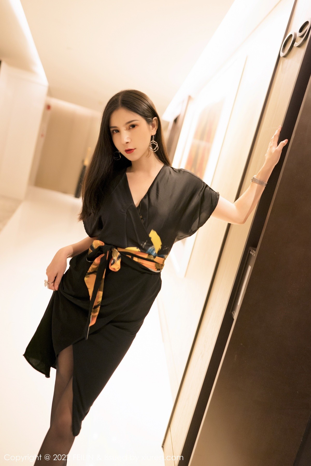 xgyw.top_[FeiLin嗲囡囡]VOL.355_模特小蛮妖Yummy私房脱黑色连衣裙露性感橙色内衣诱惑写真100P