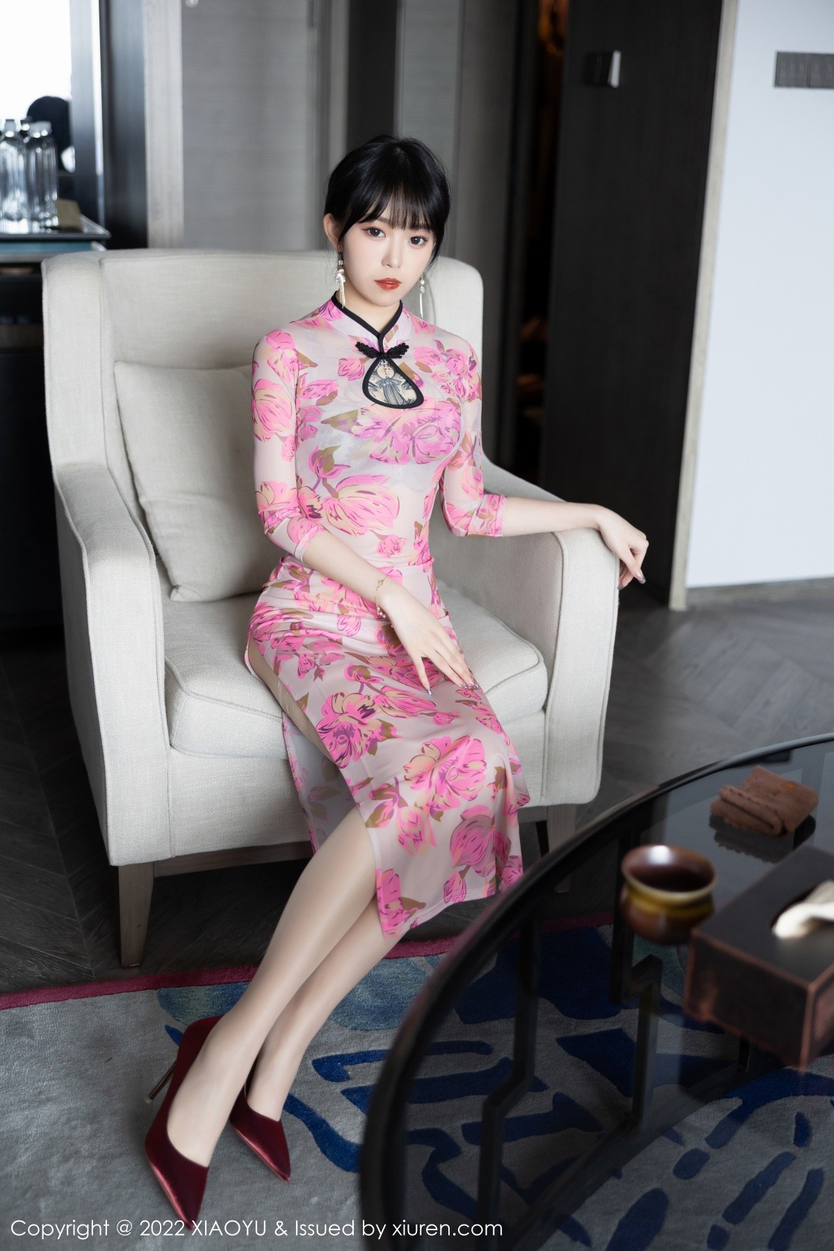 xgyw.top_[XiaoYu画语界]Vol.807_模特奶瓶性感玫红旗袍半脱露灰色内衣原色丝袜秀美腿诱惑写真82P