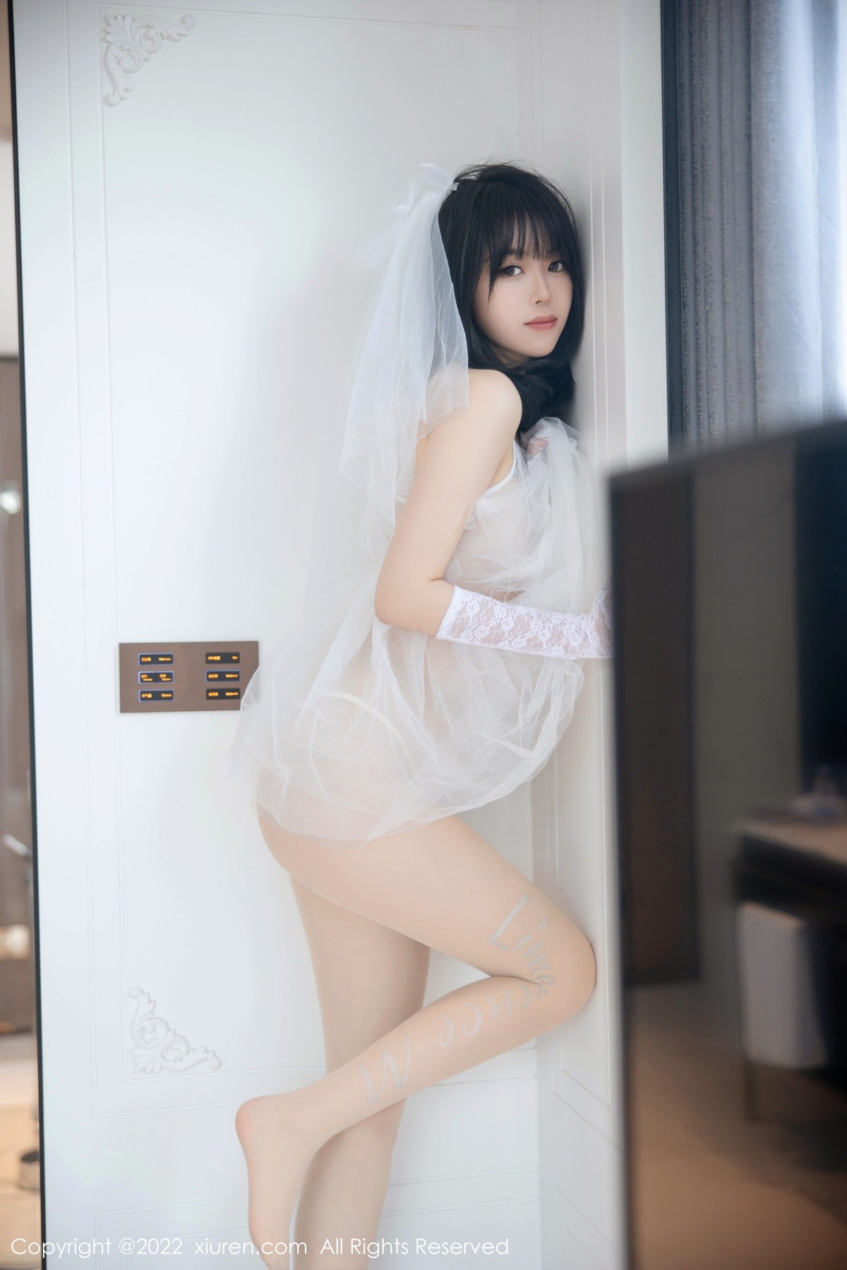 xgyw.top_XiuRen第5212期_模特奶瓶私房性感白色婚纱服饰配白色丝袜秀翘臀美腿诱惑写真89P