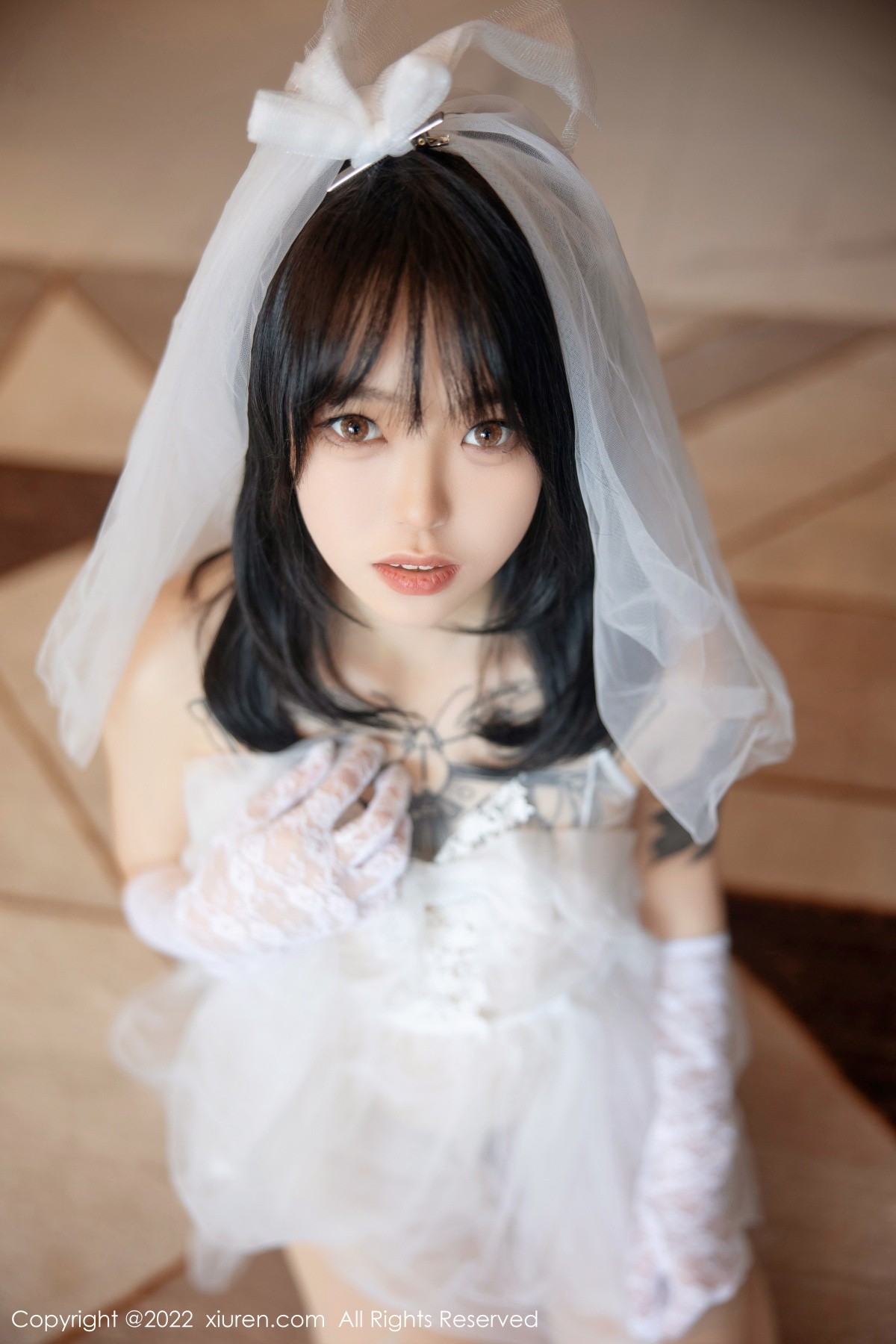 xgyw.top_XiuRen第5212期_模特奶瓶私房性感白色婚纱服饰配白色丝袜秀翘臀美腿诱惑写真89P