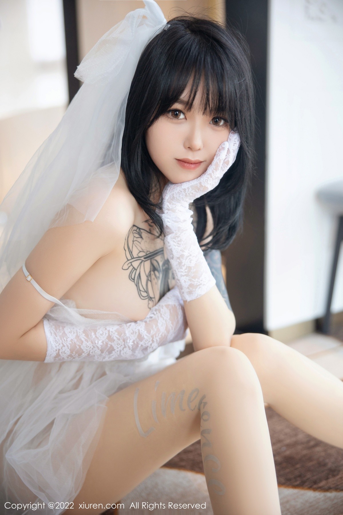 xgyw.top_XiuRen第5212期_模特奶瓶私房性感白色婚纱服饰配白色丝袜秀翘臀美腿诱惑写真89P